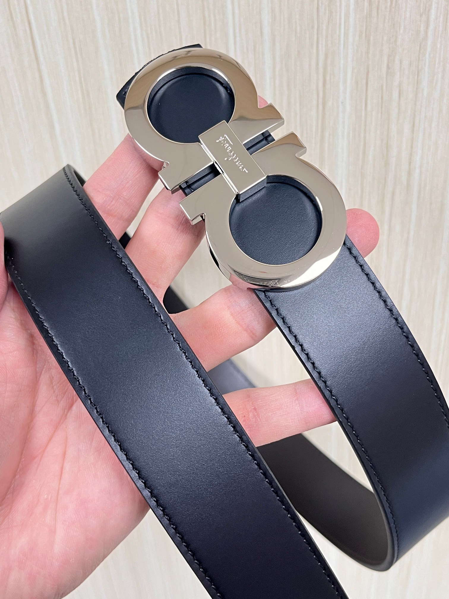 当季经典款，俗称“8字扣”，源自品牌经典的双马蹄铁元素，既象征好运，也因形似数字“8”被赋予了“发发发”