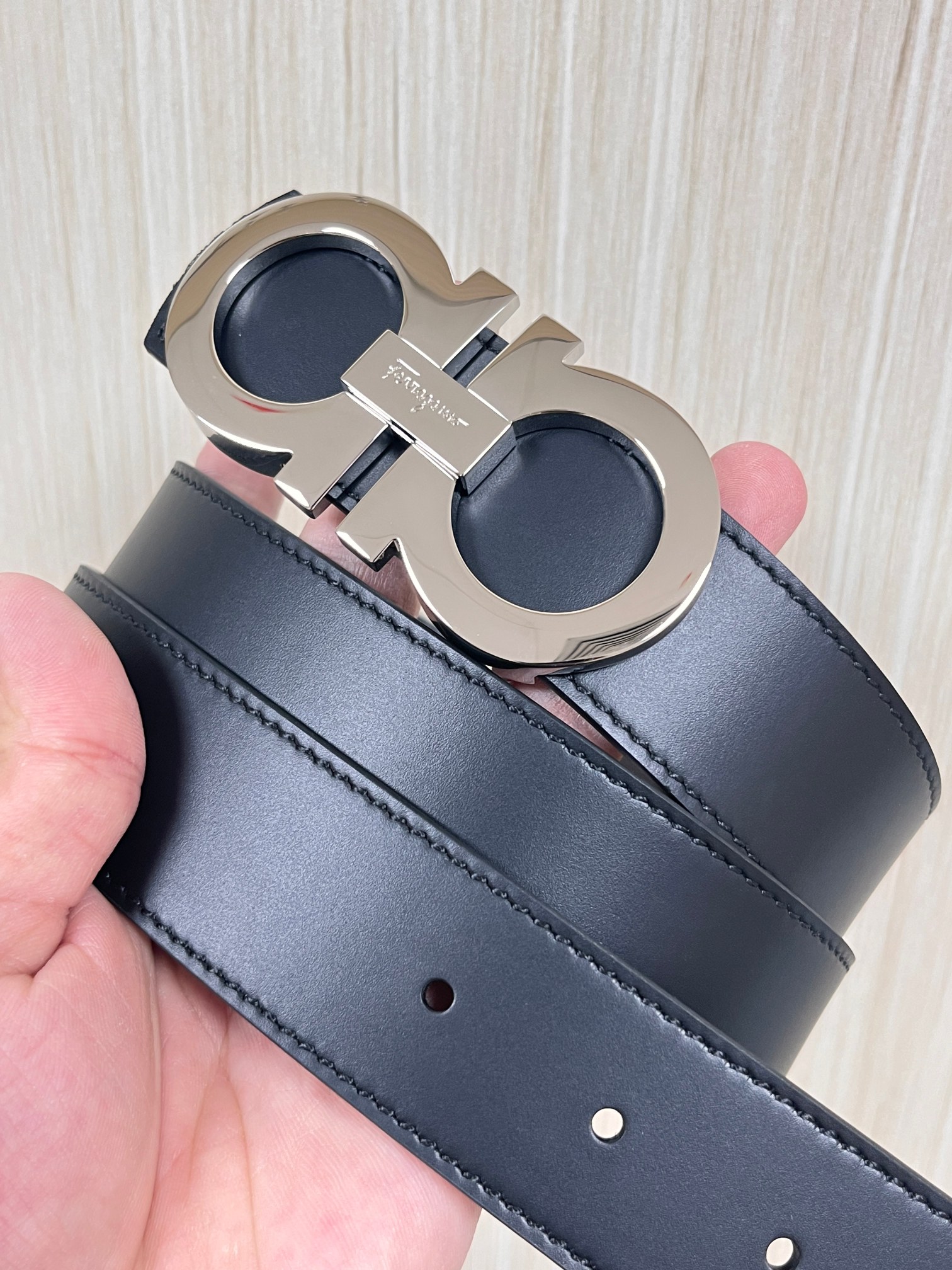 当季经典款，俗称“8字扣”，源自品牌经典的双马蹄铁元素，既象征好运，也因形似数字“8”被赋予了“发发发”