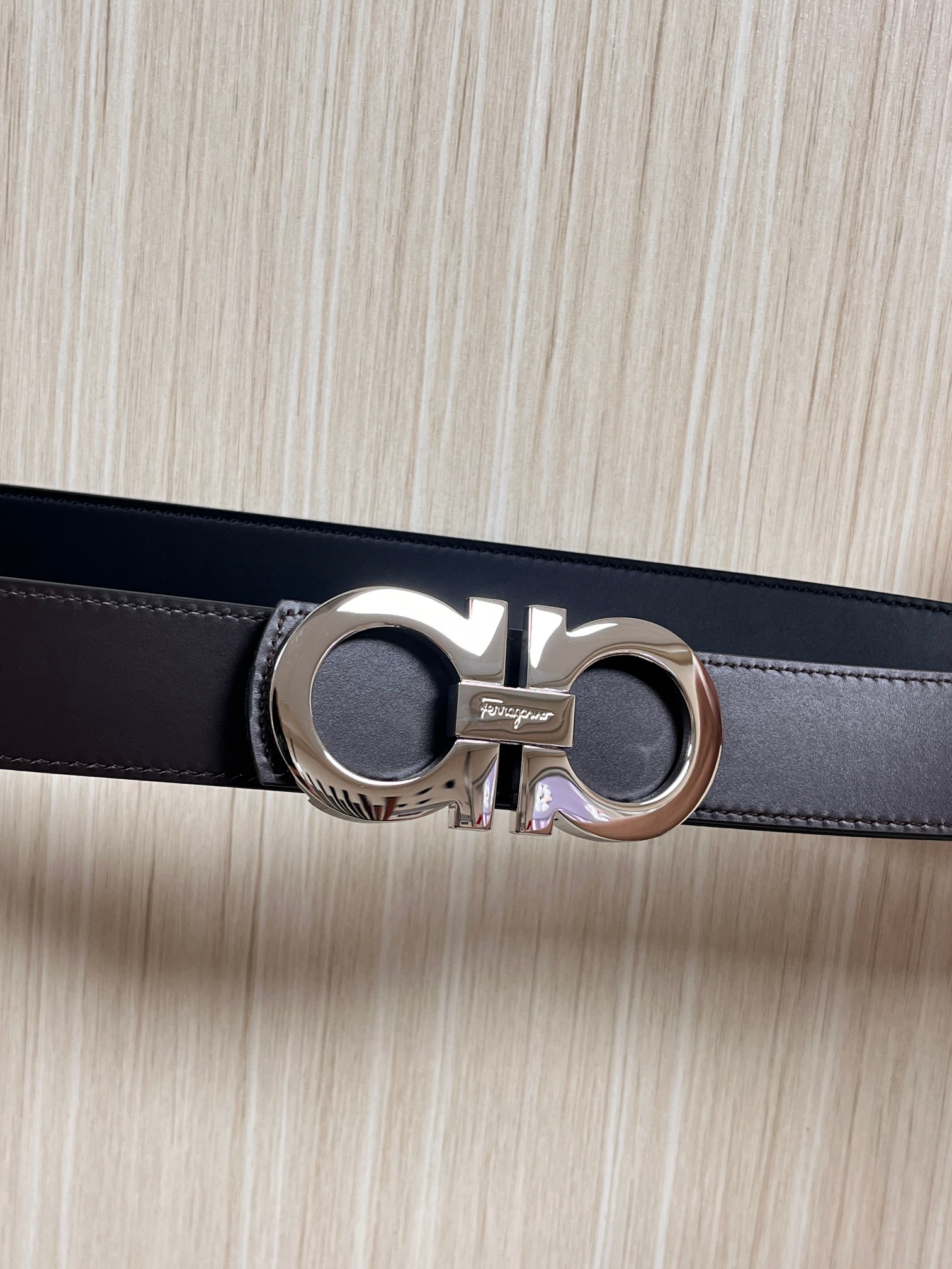 当季经典款，俗称“8字扣”，源自品牌经典的双马蹄铁元素，既象征好运，也因形似数字“8”被赋予了“发发发”