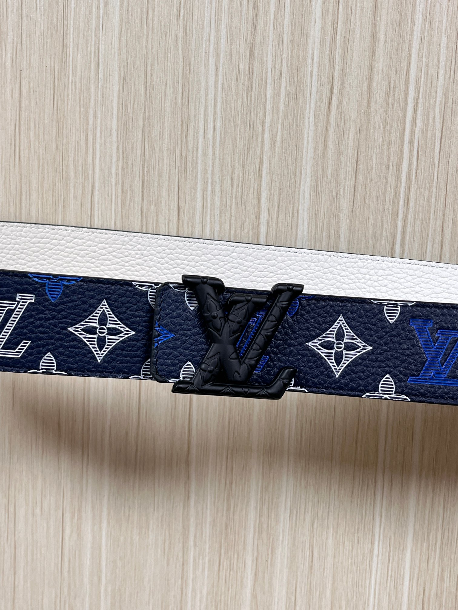 当季新款，系列可翻转腰带将经典元素与不寻常的创意相结合。双面进口牛皮压花丝印，一面灰白的牛皮，双面可用搭