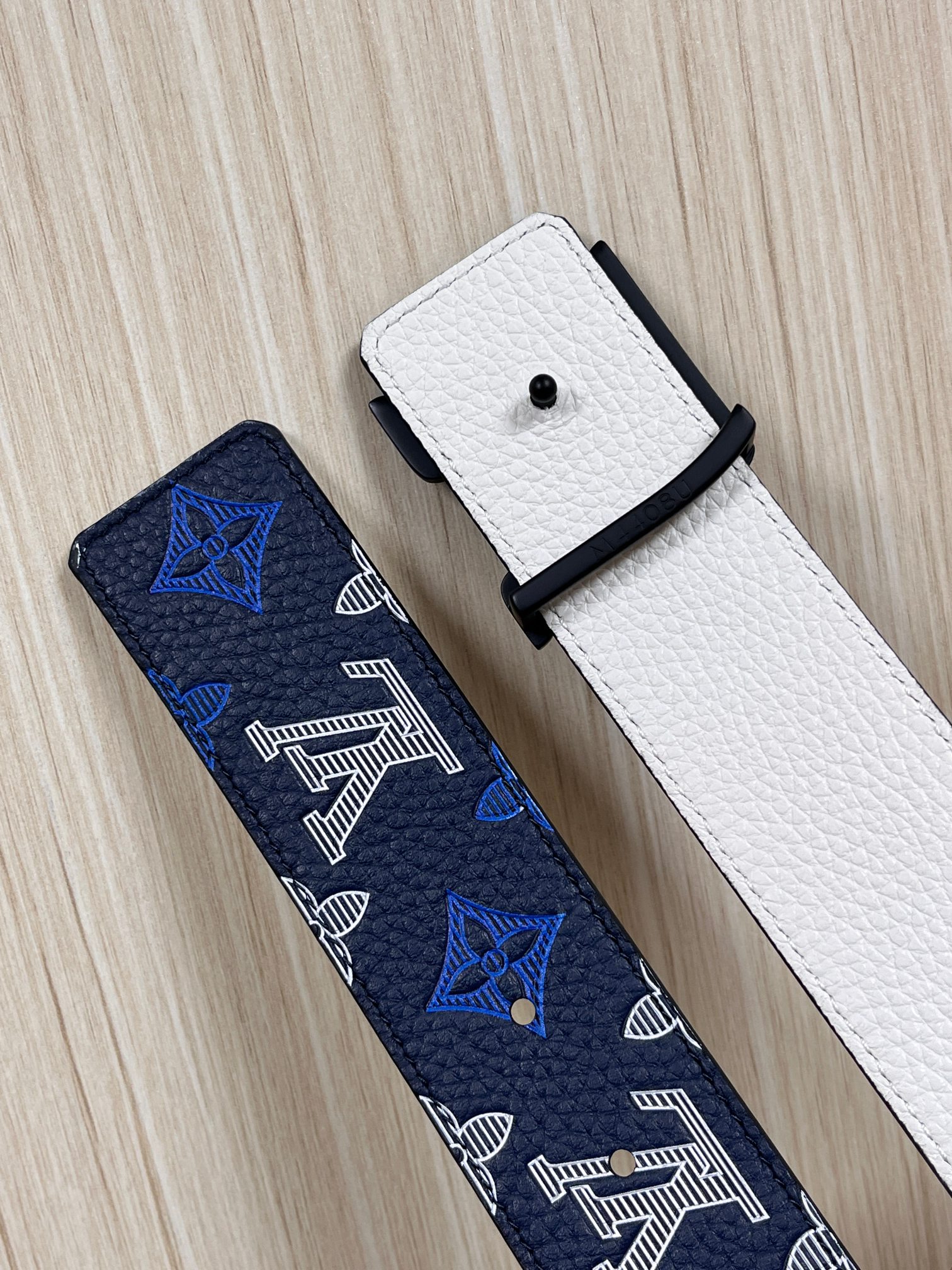 当季新款，系列可翻转腰带将经典元素与不寻常的创意相结合。双面进口牛皮压花丝印，一面灰白的牛皮，双面可用搭