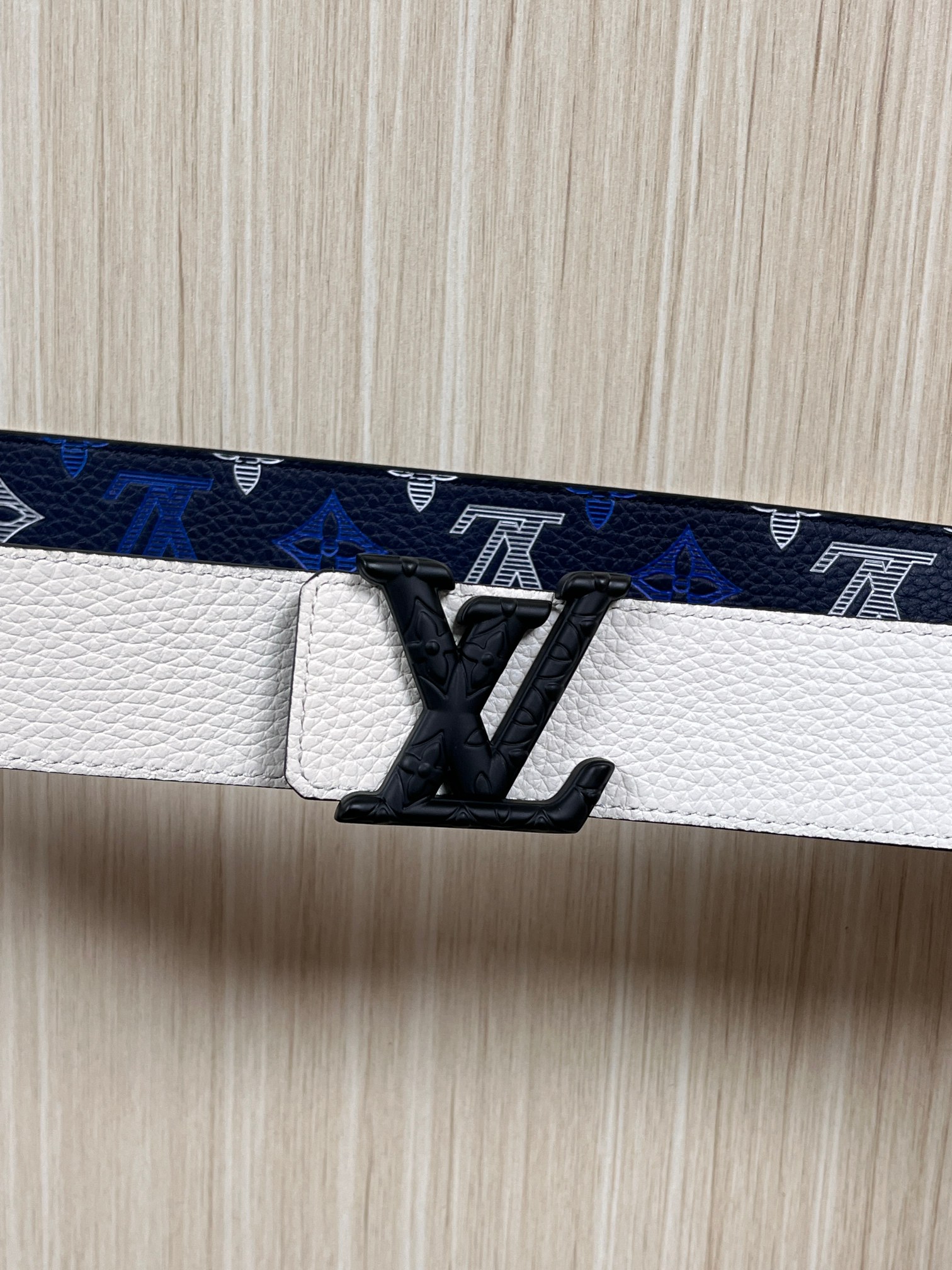 当季新款，系列可翻转腰带将经典元素与不寻常的创意相结合。双面进口牛皮压花丝印，一面灰白的牛皮，双面可用搭