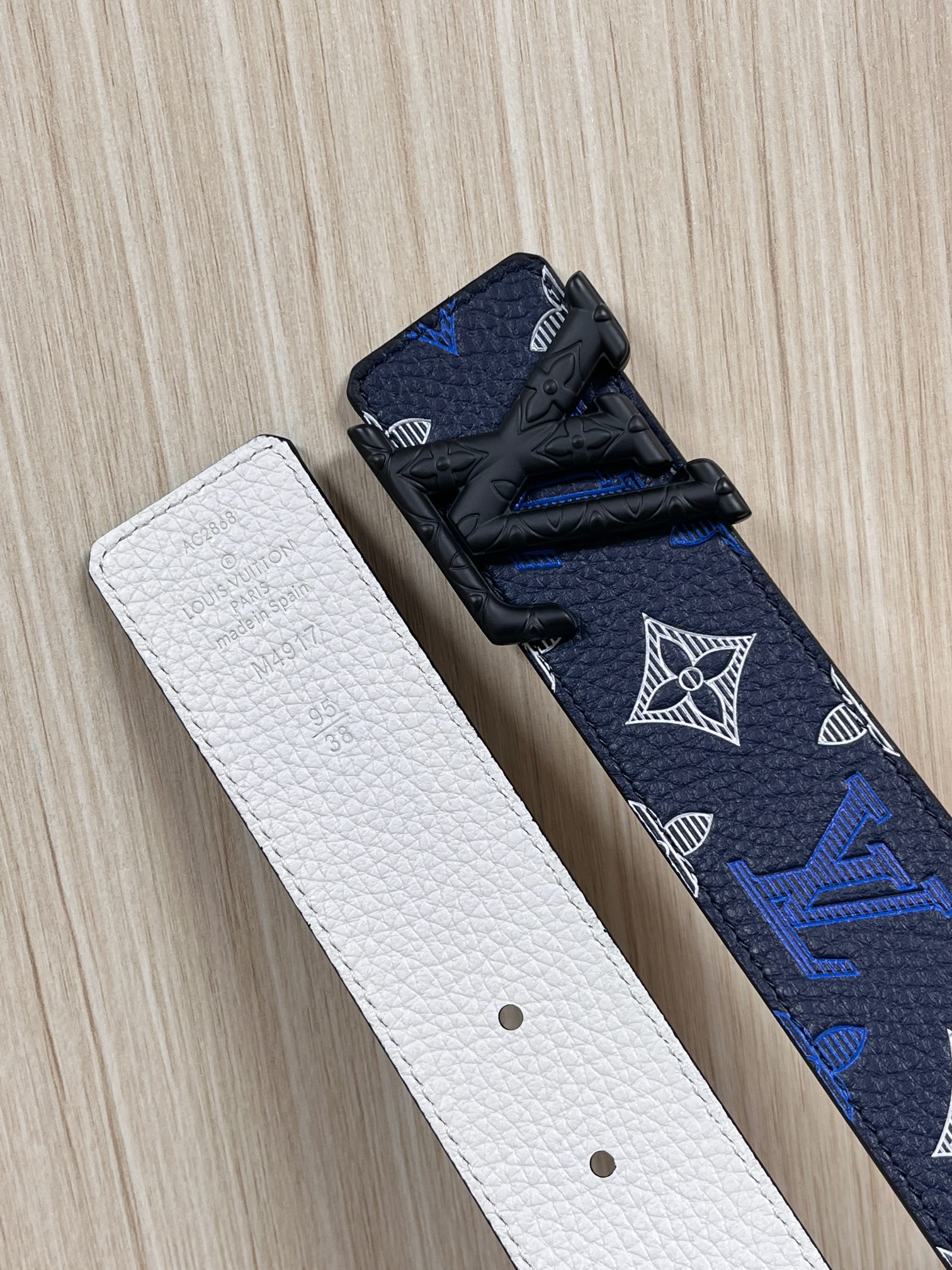 当季新款，系列可翻转腰带将经典元素与不寻常的创意相结合。双面进口牛皮压花丝印，一面灰白的牛皮，双面可用搭