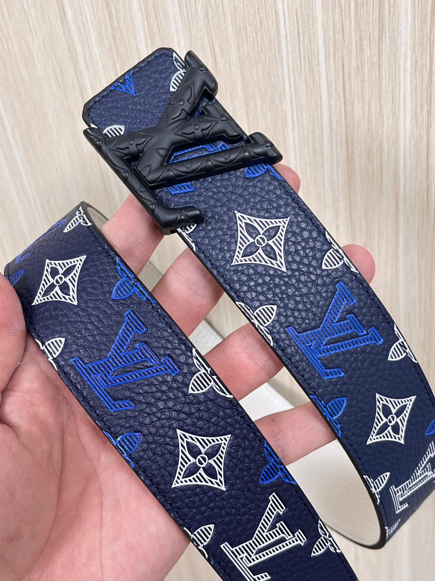 当季新款，系列可翻转腰带将经典元素与不寻常的创意相结合。双面进口牛皮压花丝印，一面灰白的牛皮，双面可用搭