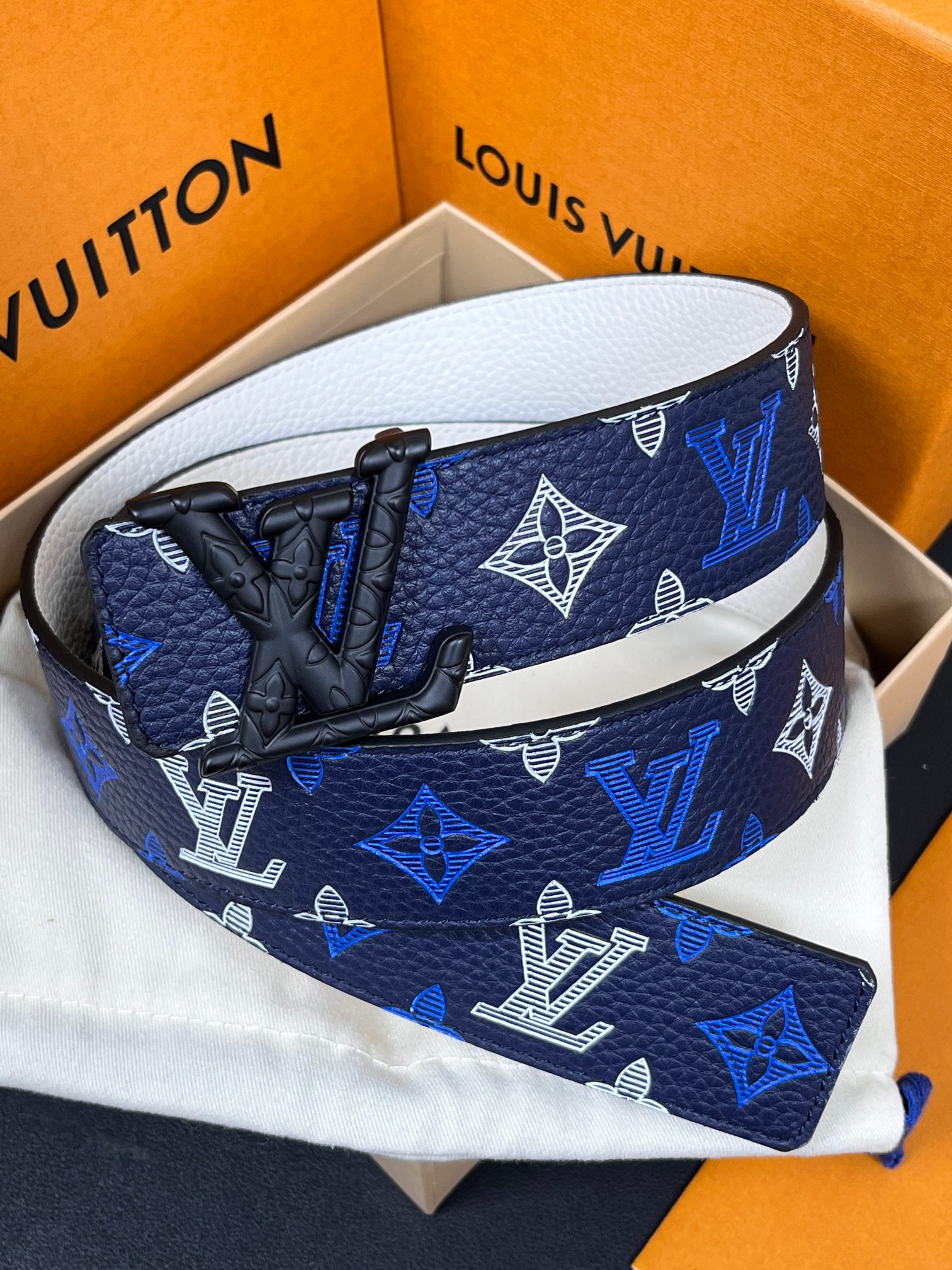 当季新款，系列可翻转腰带将经典元素与不寻常的创意相结合。双面进口牛皮压花丝印，一面灰白的牛皮，双面可用搭