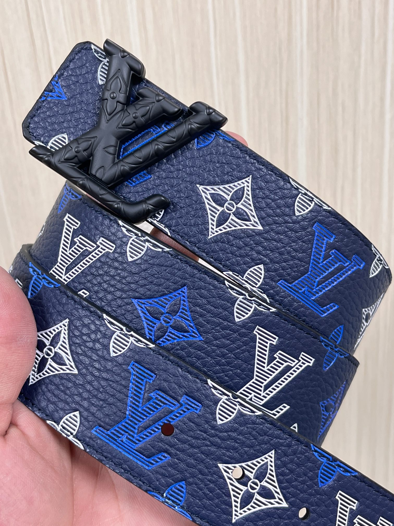 当季新款，系列可翻转腰带将经典元素与不寻常的创意相结合。双面进口牛皮压花丝印，一面灰白的牛皮，双面可用搭