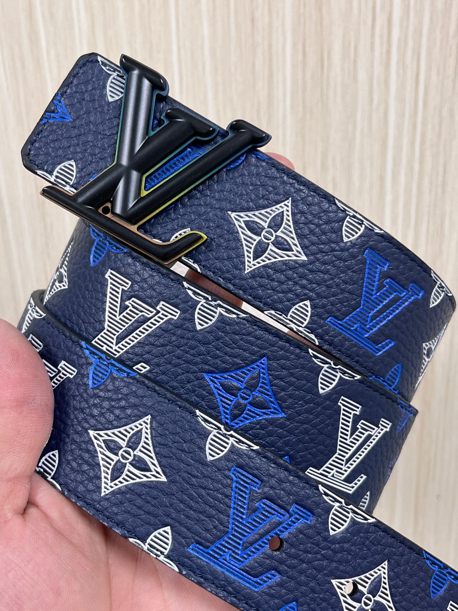 当季新款，系列可翻转腰带将经典元素与不寻常的创意相结合。双面进口牛皮压花丝印，一面灰白的牛皮，双面可用搭