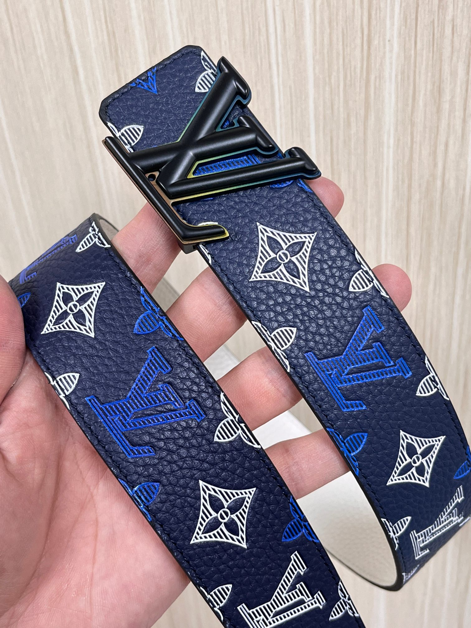 当季新款，系列可翻转腰带将经典元素与不寻常的创意相结合。双面进口牛皮压花丝印，一面灰白的牛皮，双面可用搭