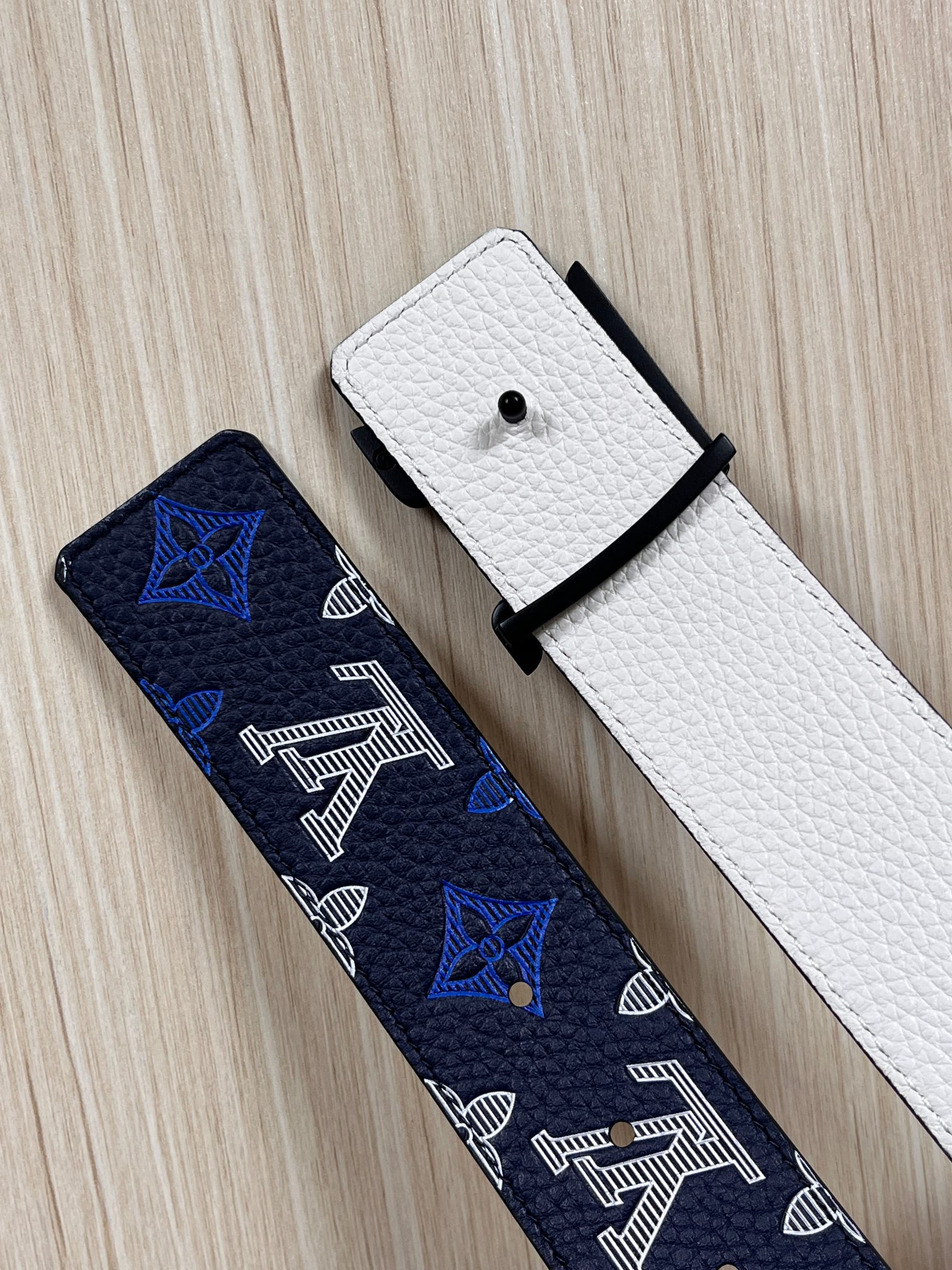 当季新款，系列可翻转腰带将经典元素与不寻常的创意相结合。双面进口牛皮压花丝印，一面灰白的牛皮，双面可用搭