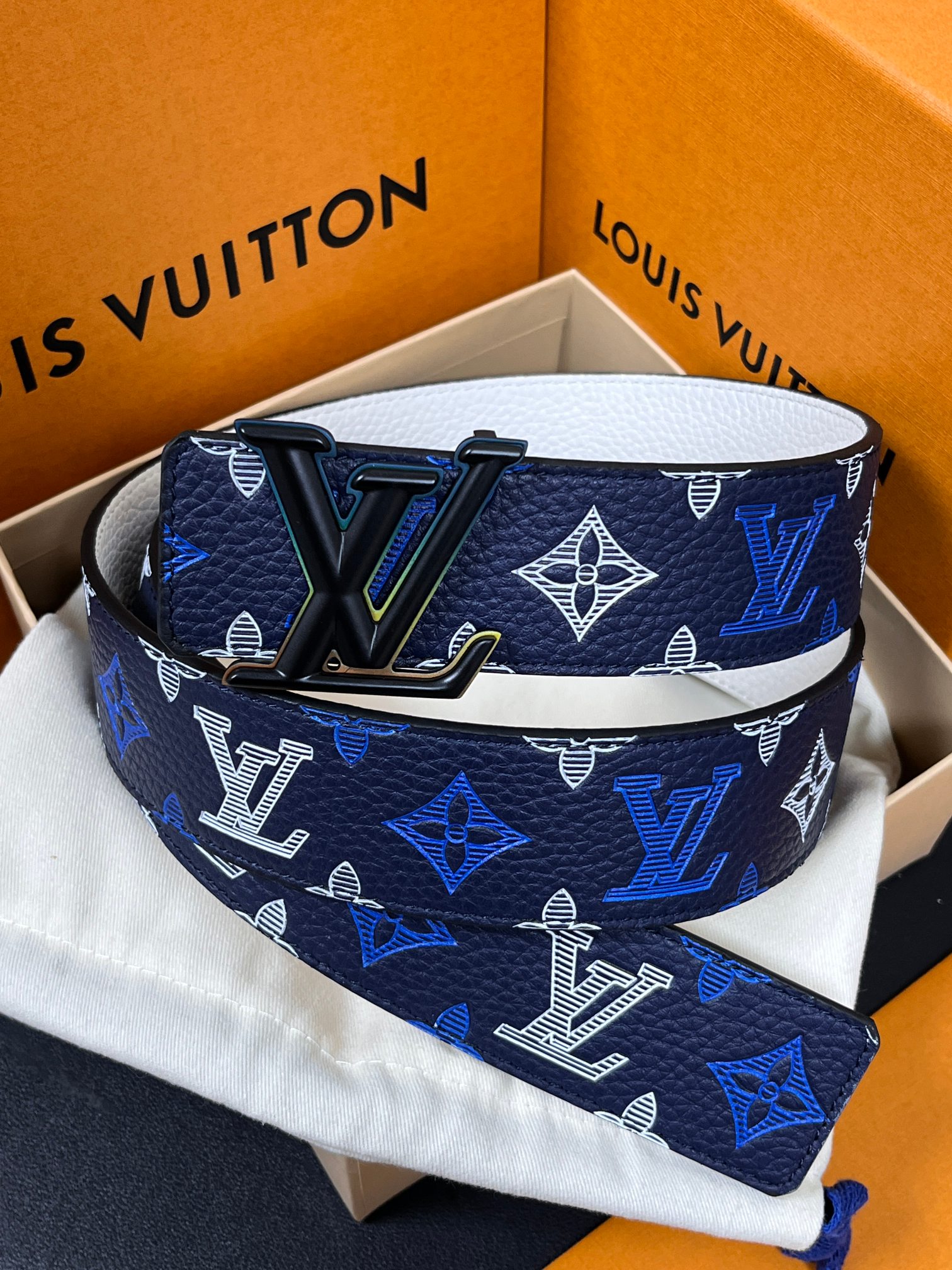 当季新款，系列可翻转腰带将经典元素与不寻常的创意相结合。双面进口牛皮压花丝印，一面灰白的牛皮，双面可用搭