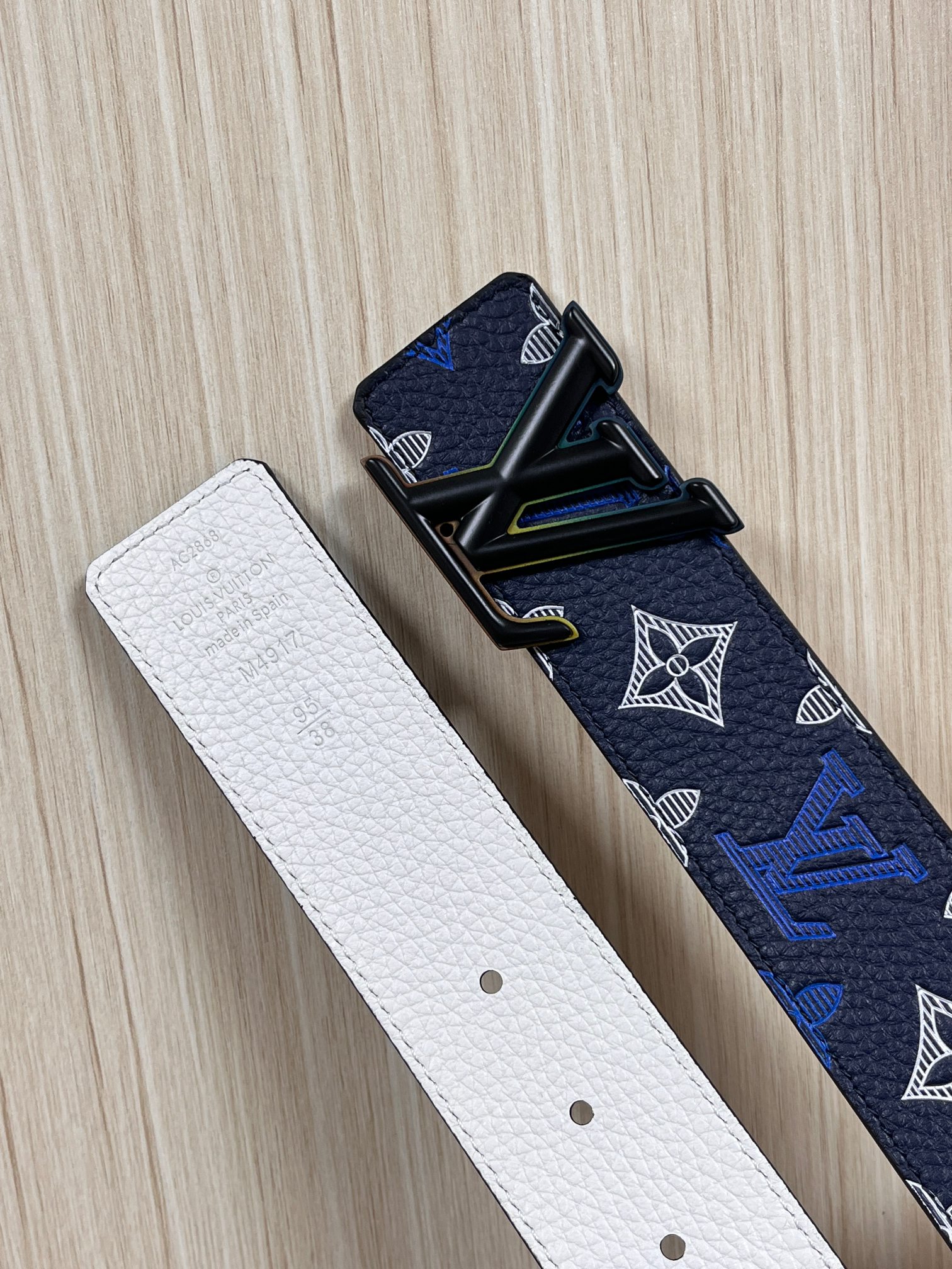 当季新款，系列可翻转腰带将经典元素与不寻常的创意相结合。双面进口牛皮压花丝印，一面灰白的牛皮，双面可用搭