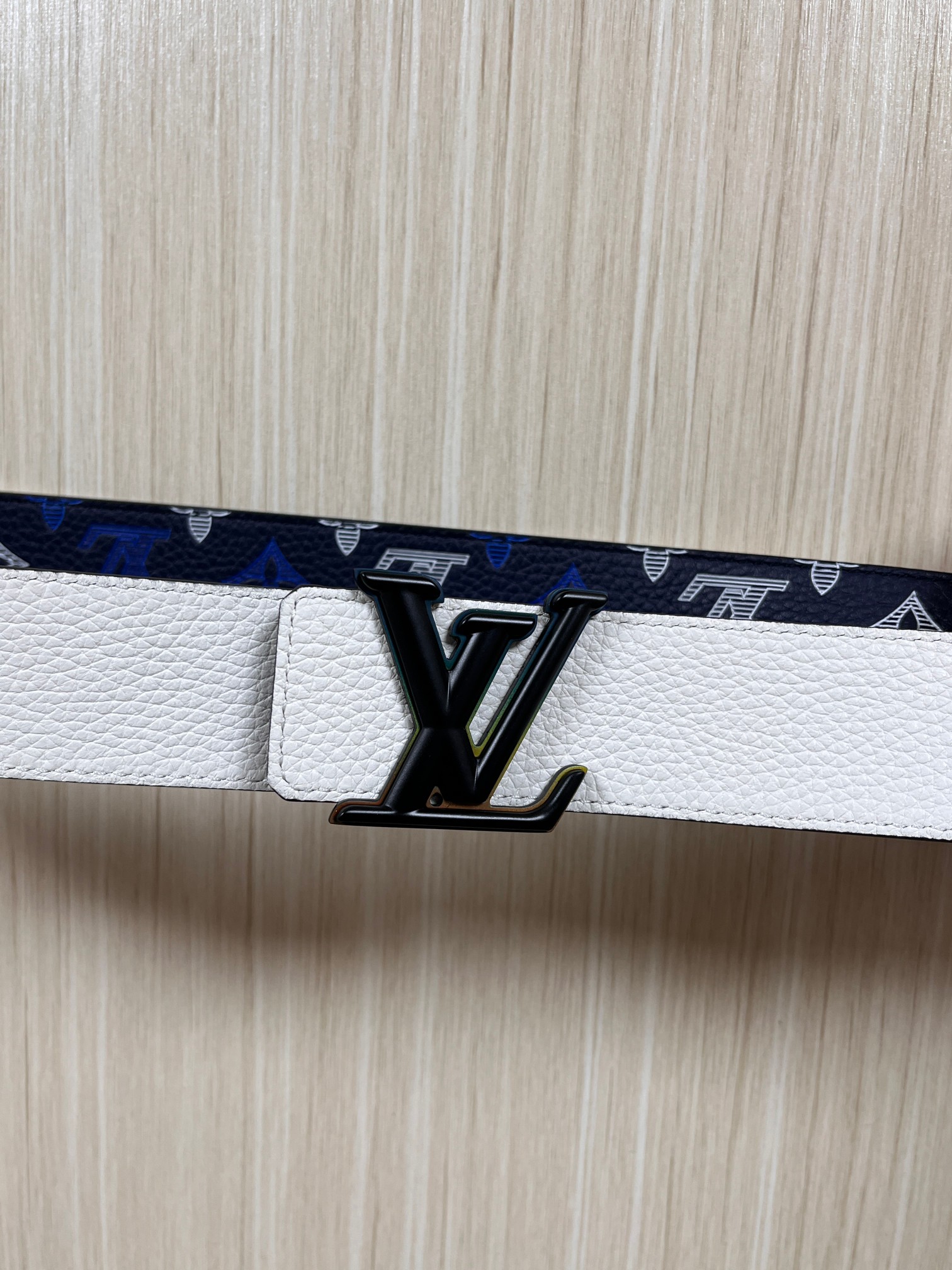 当季新款，系列可翻转腰带将经典元素与不寻常的创意相结合。双面进口牛皮压花丝印，一面灰白的牛皮，双面可用搭