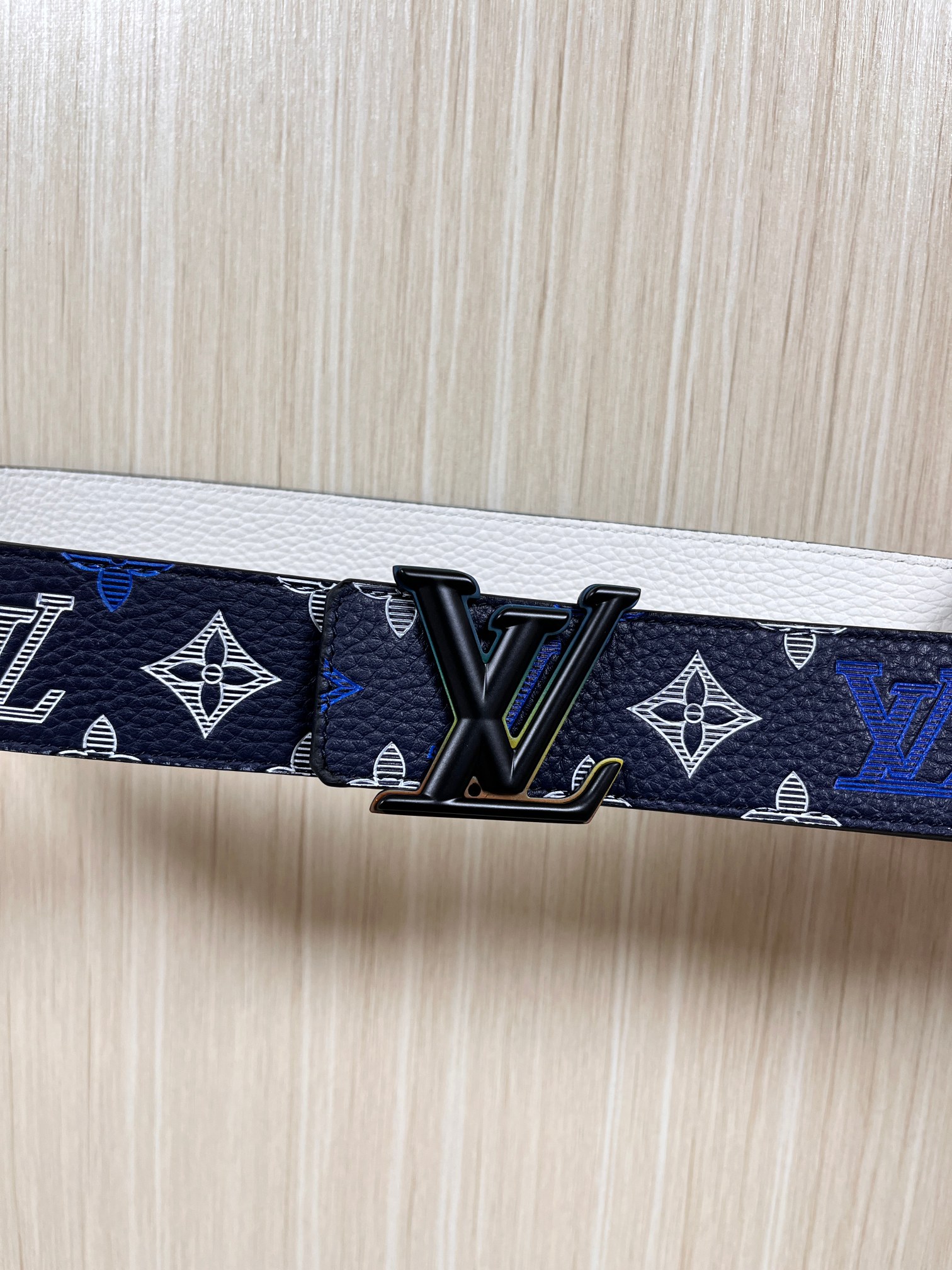 当季新款，系列可翻转腰带将经典元素与不寻常的创意相结合。双面进口牛皮压花丝印，一面灰白的牛皮，双面可用搭