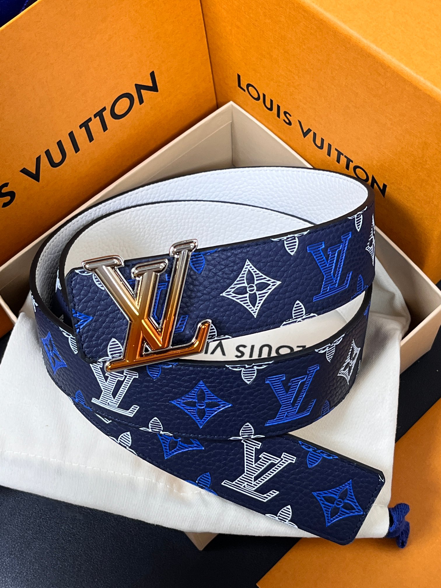 当季新款，系列可翻转腰带将经典元素与不寻常的创意相结合。双面进口牛皮压花丝印，一面灰白的牛皮，双面可用搭