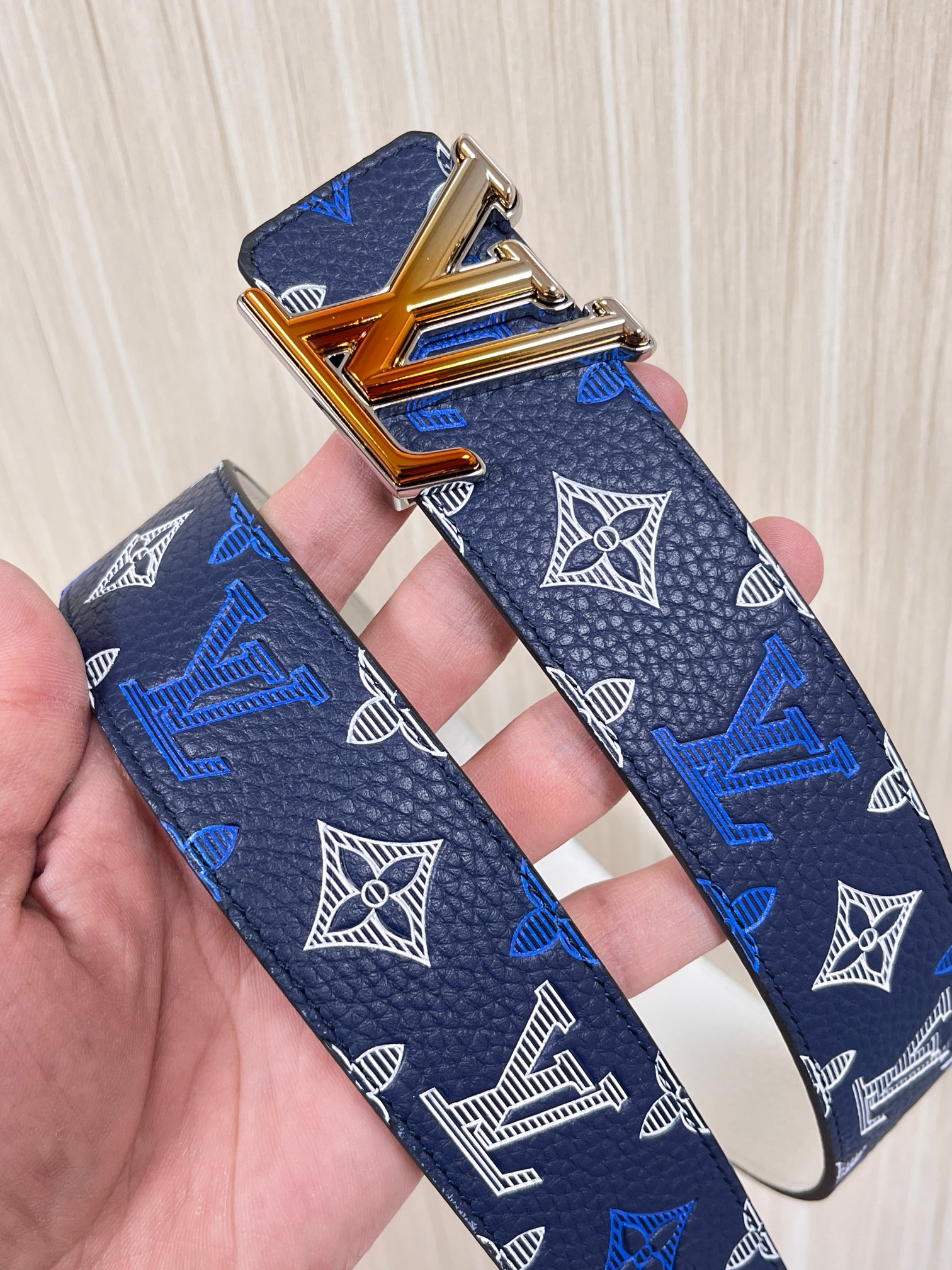 当季新款，系列可翻转腰带将经典元素与不寻常的创意相结合。双面进口牛皮压花丝印，一面灰白的牛皮，双面可用搭