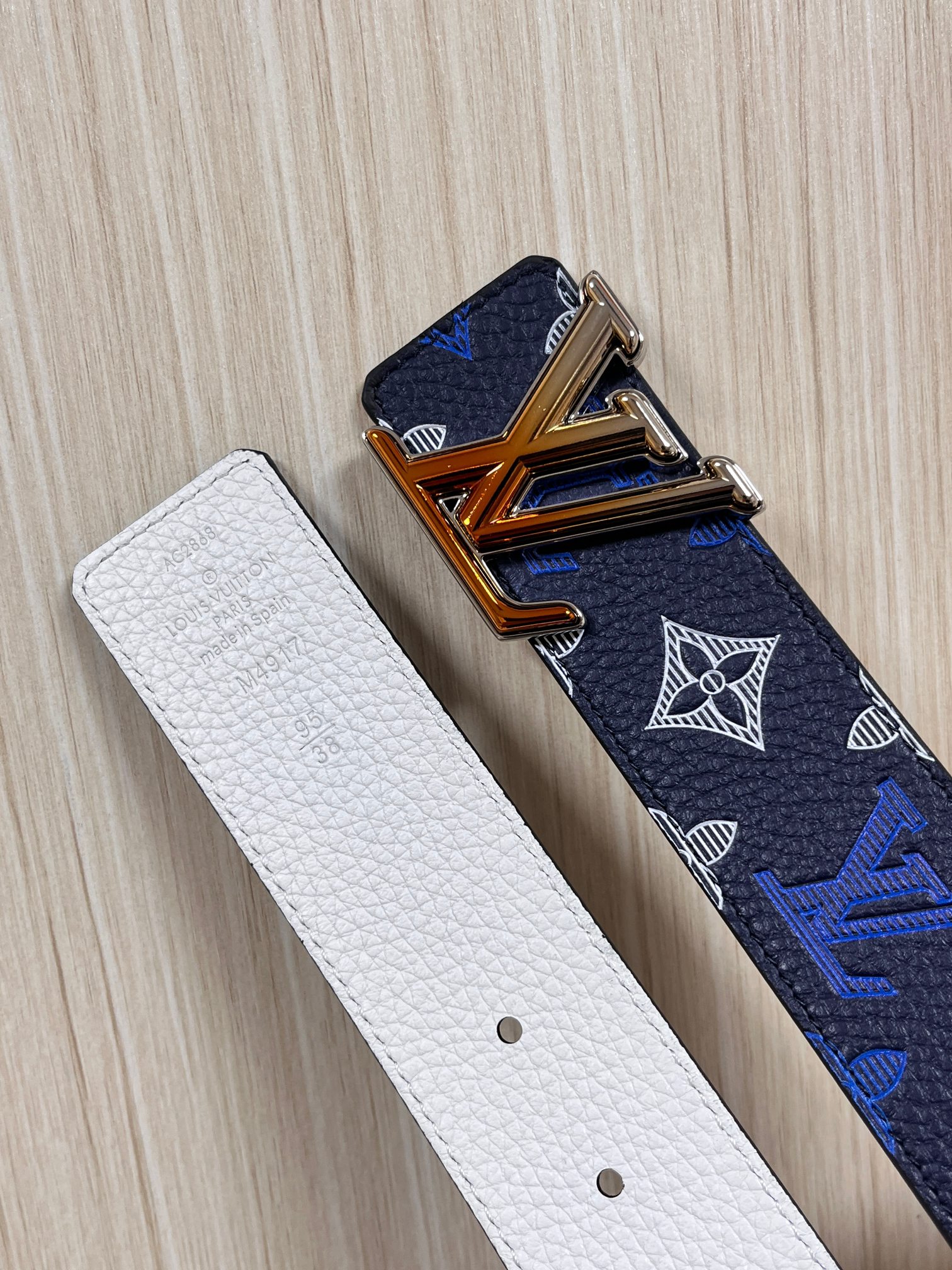 当季新款，系列可翻转腰带将经典元素与不寻常的创意相结合。双面进口牛皮压花丝印，一面灰白的牛皮，双面可用搭