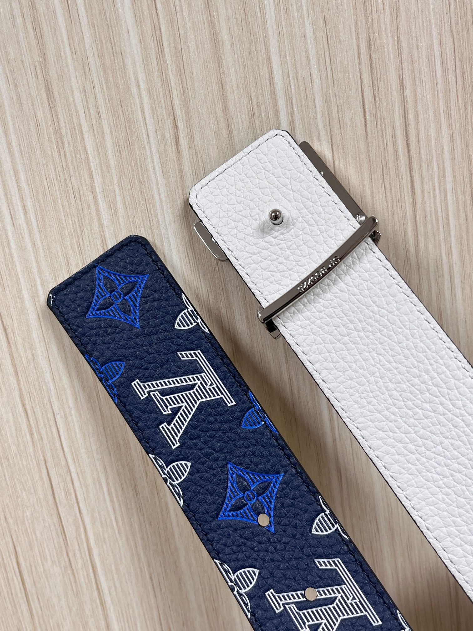 当季新款，系列可翻转腰带将经典元素与不寻常的创意相结合。双面进口牛皮压花丝印，一面灰白的牛皮，双面可用搭