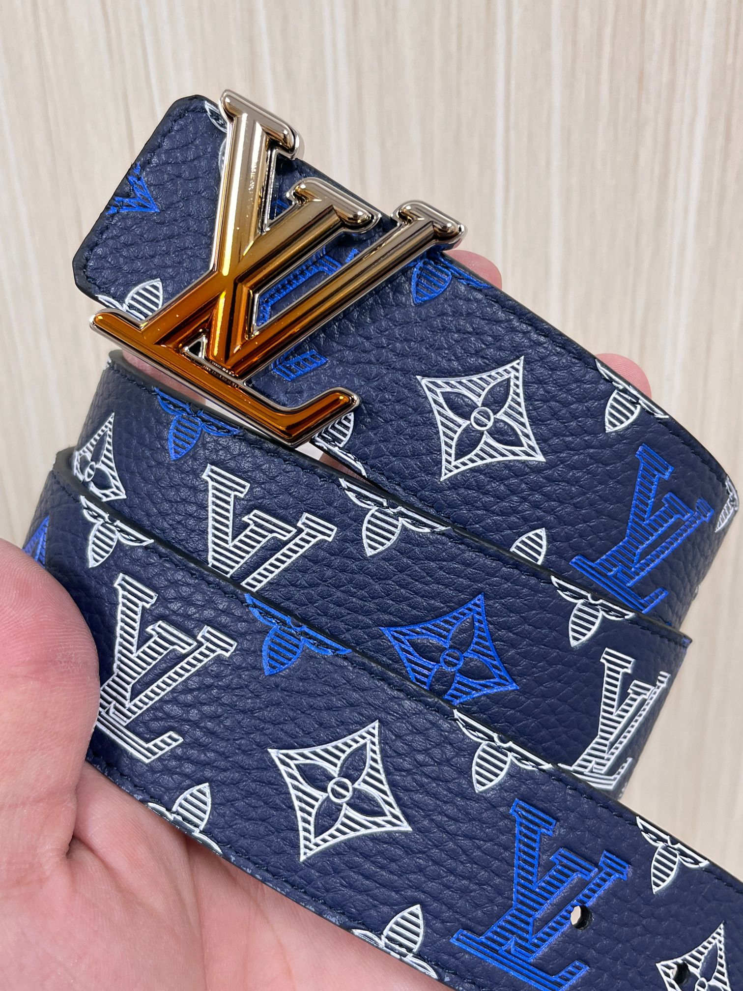 当季新款，系列可翻转腰带将经典元素与不寻常的创意相结合。双面进口牛皮压花丝印，一面灰白的牛皮，双面可用搭