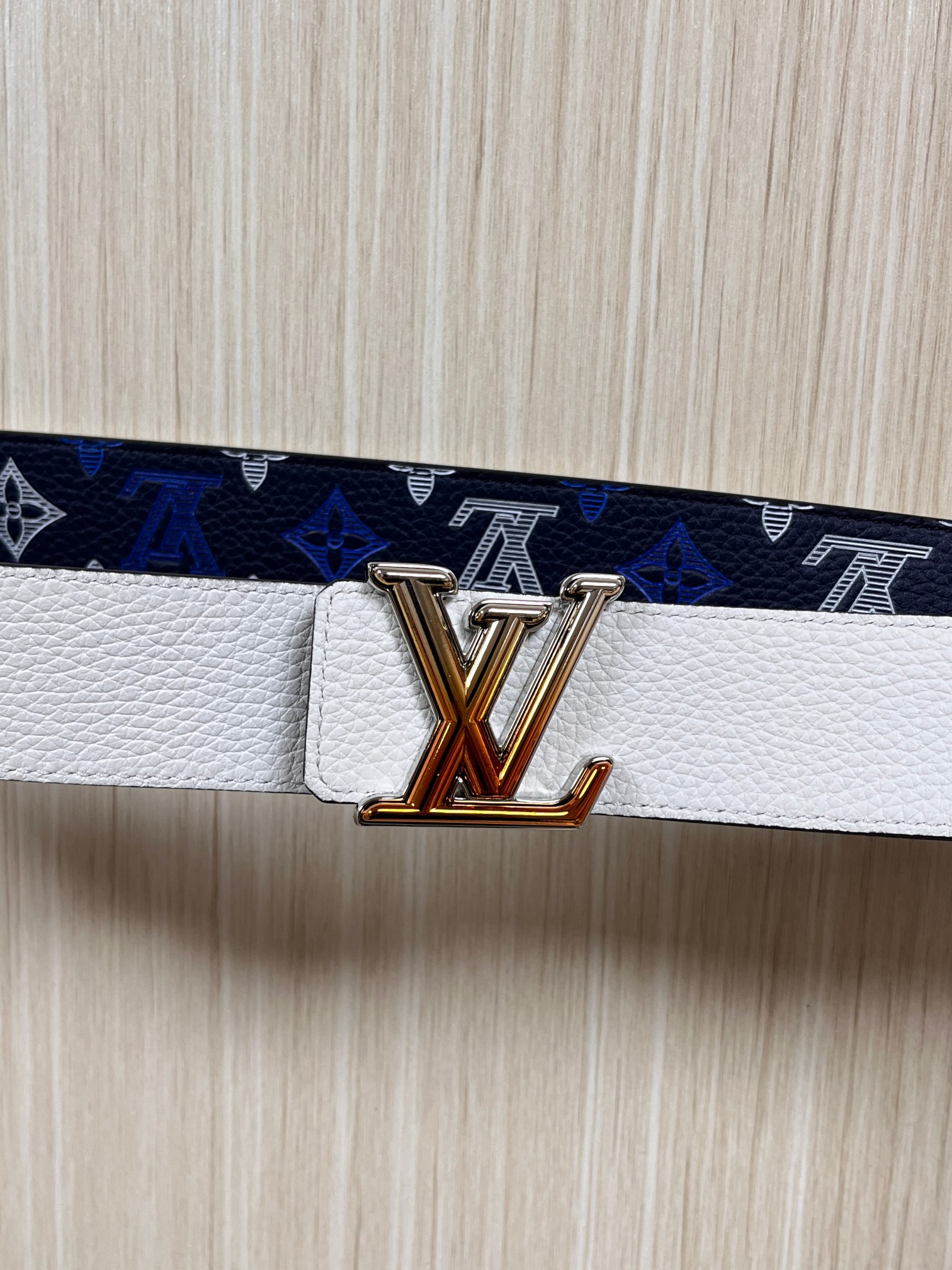 当季新款，系列可翻转腰带将经典元素与不寻常的创意相结合。双面进口牛皮压花丝印，一面灰白的牛皮，双面可用搭