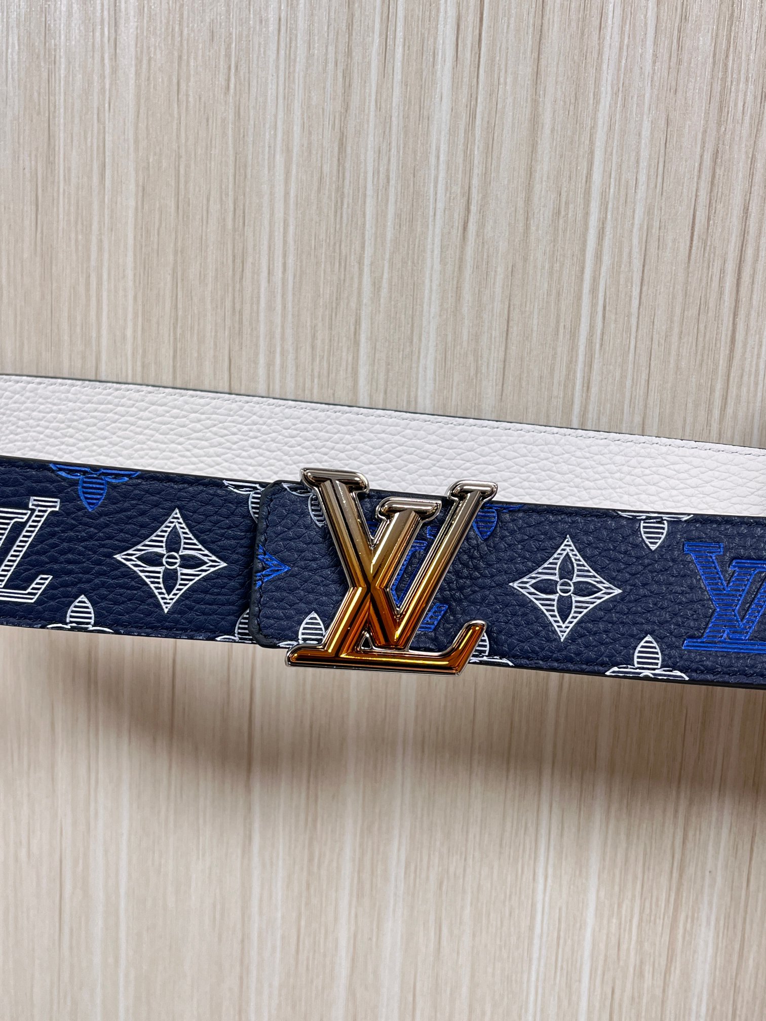 当季新款，系列可翻转腰带将经典元素与不寻常的创意相结合。双面进口牛皮压花丝印，一面灰白的牛皮，双面可用搭