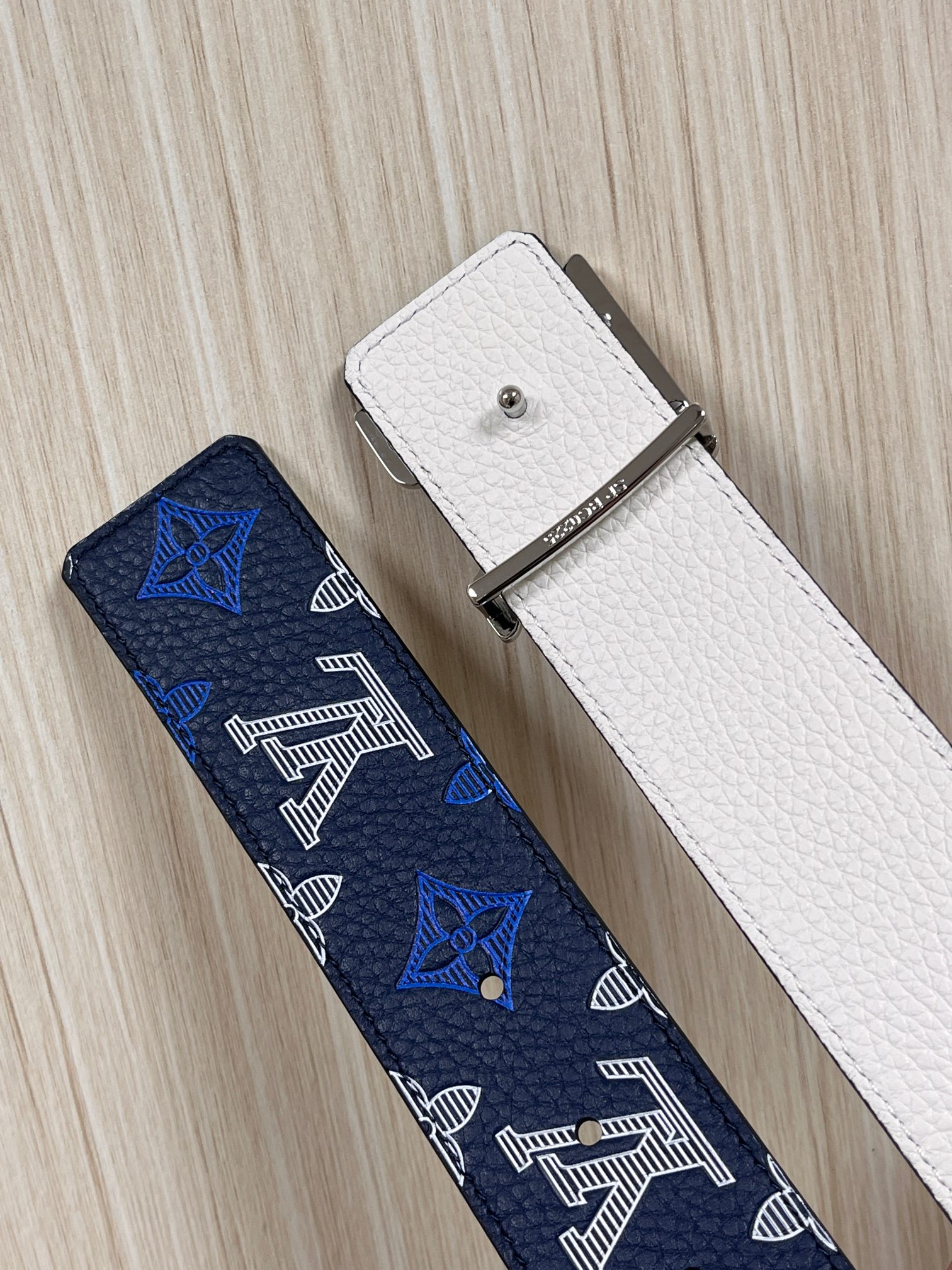 当季新款，系列可翻转腰带将经典元素与不寻常的创意相结合。双面进口牛皮压花丝印，一面灰白的牛皮，双面可用搭