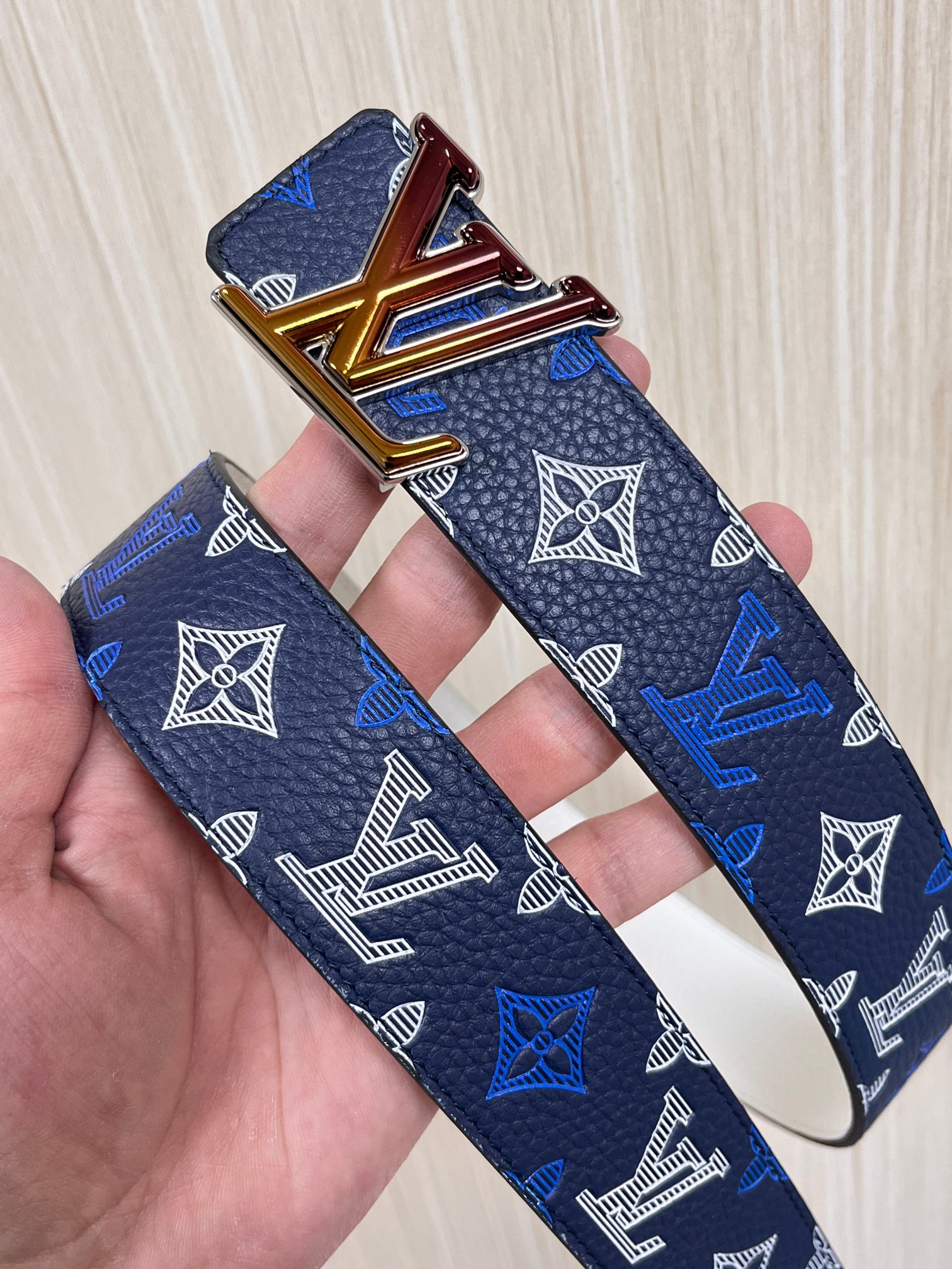 当季新款，系列可翻转腰带将经典元素与不寻常的创意相结合。双面进口牛皮压花丝印，一面灰白的牛皮，双面可用搭