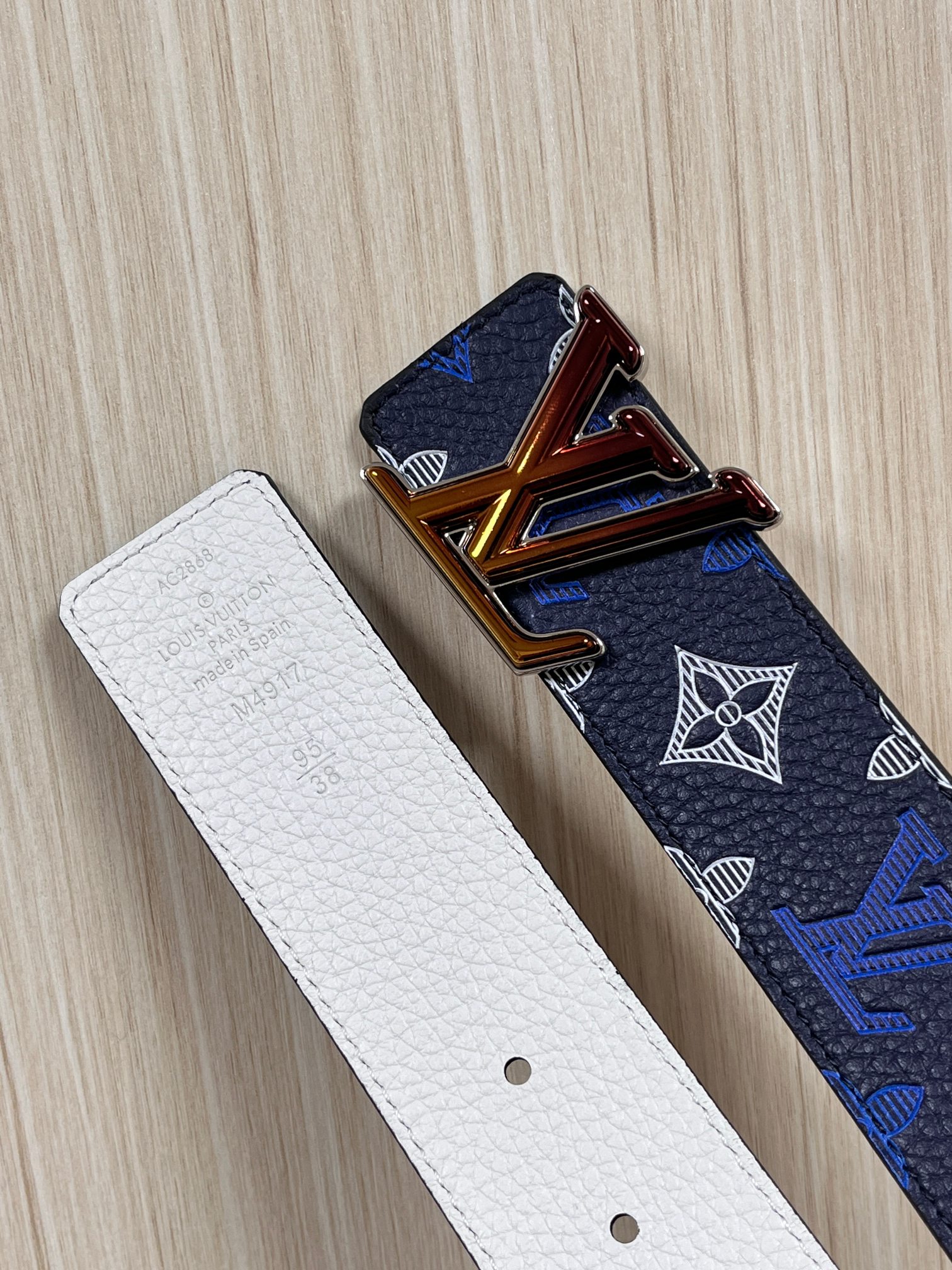 当季新款，系列可翻转腰带将经典元素与不寻常的创意相结合。双面进口牛皮压花丝印，一面灰白的牛皮，双面可用搭