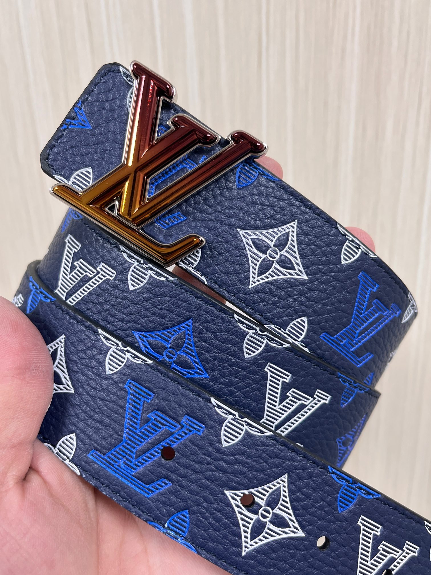 当季新款，系列可翻转腰带将经典元素与不寻常的创意相结合。双面进口牛皮压花丝印，一面灰白的牛皮，双面可用搭