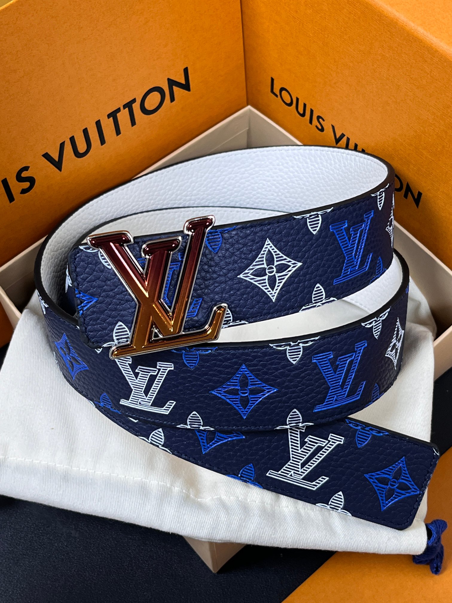 当季新款，系列可翻转腰带将经典元素与不寻常的创意相结合。双面进口牛皮压花丝印，一面灰白的牛皮，双面可用搭