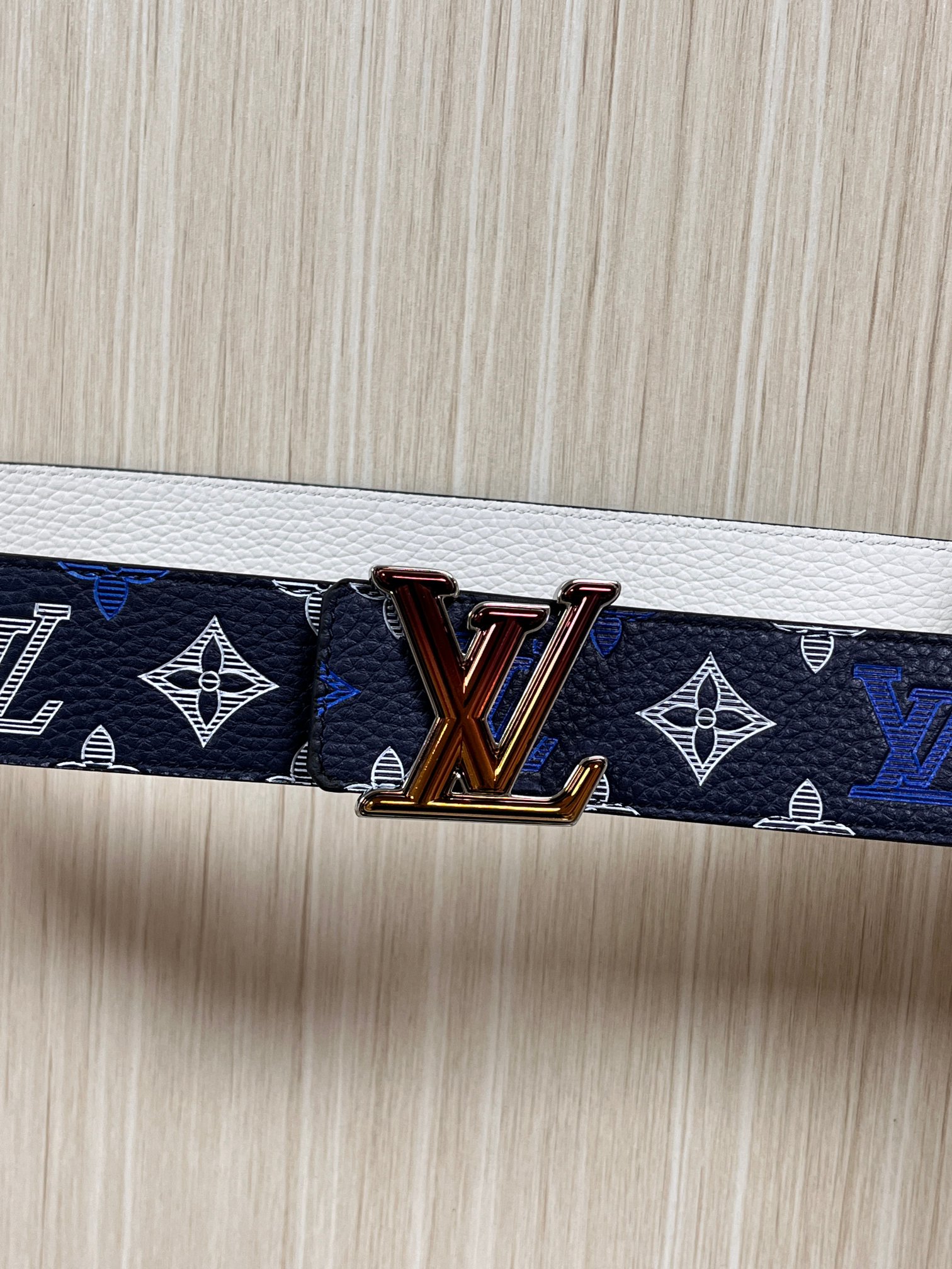 当季新款，系列可翻转腰带将经典元素与不寻常的创意相结合。双面进口牛皮压花丝印，一面灰白的牛皮，双面可用搭