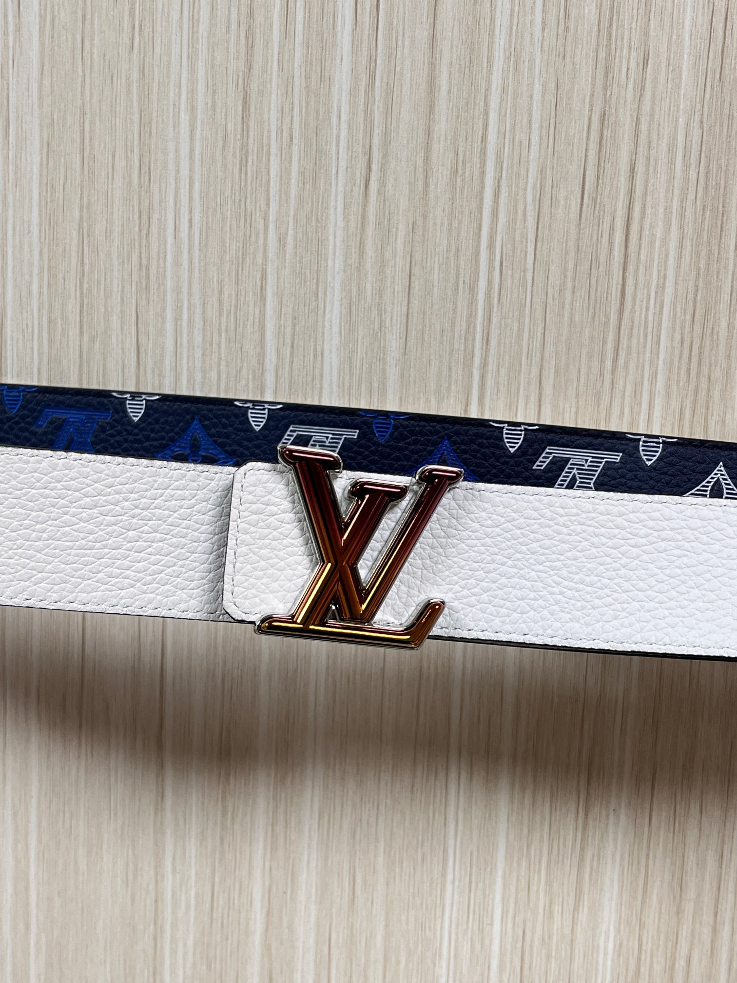 当季新款，系列可翻转腰带将经典元素与不寻常的创意相结合。双面进口牛皮压花丝印，一面灰白的牛皮，双面可用搭