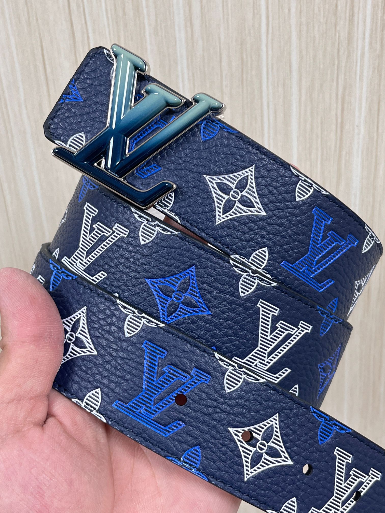 当季新款，系列可翻转腰带将经典元素与不寻常的创意相结合。双面进口牛皮压花丝印，一面灰白的牛皮，双面可用搭