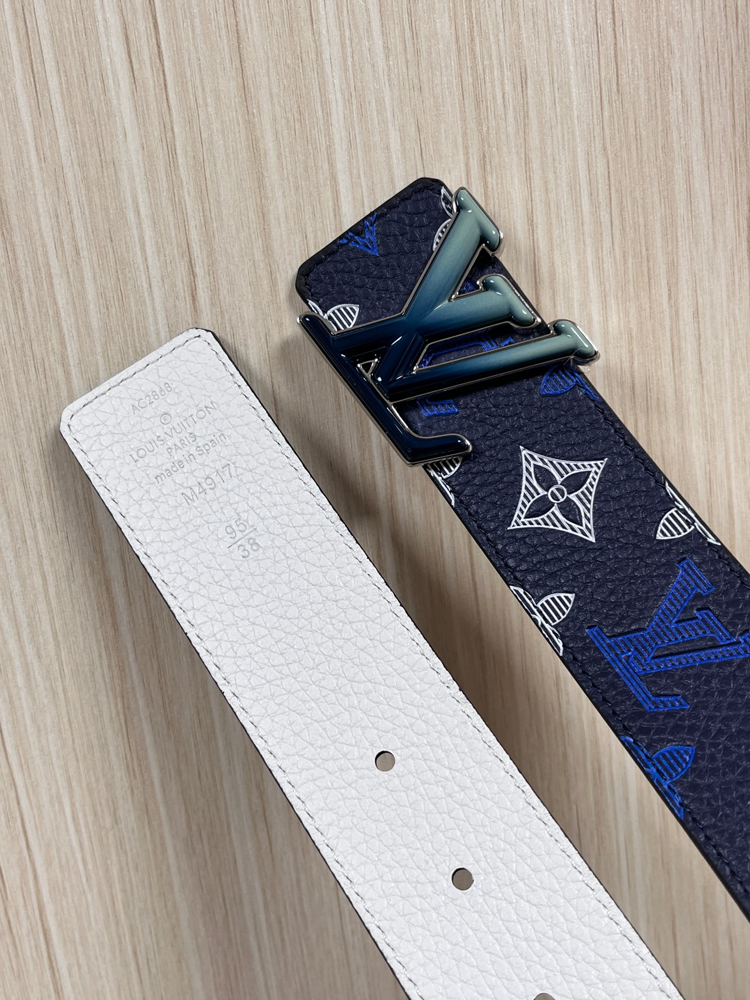 当季新款，系列可翻转腰带将经典元素与不寻常的创意相结合。双面进口牛皮压花丝印，一面灰白的牛皮，双面可用搭