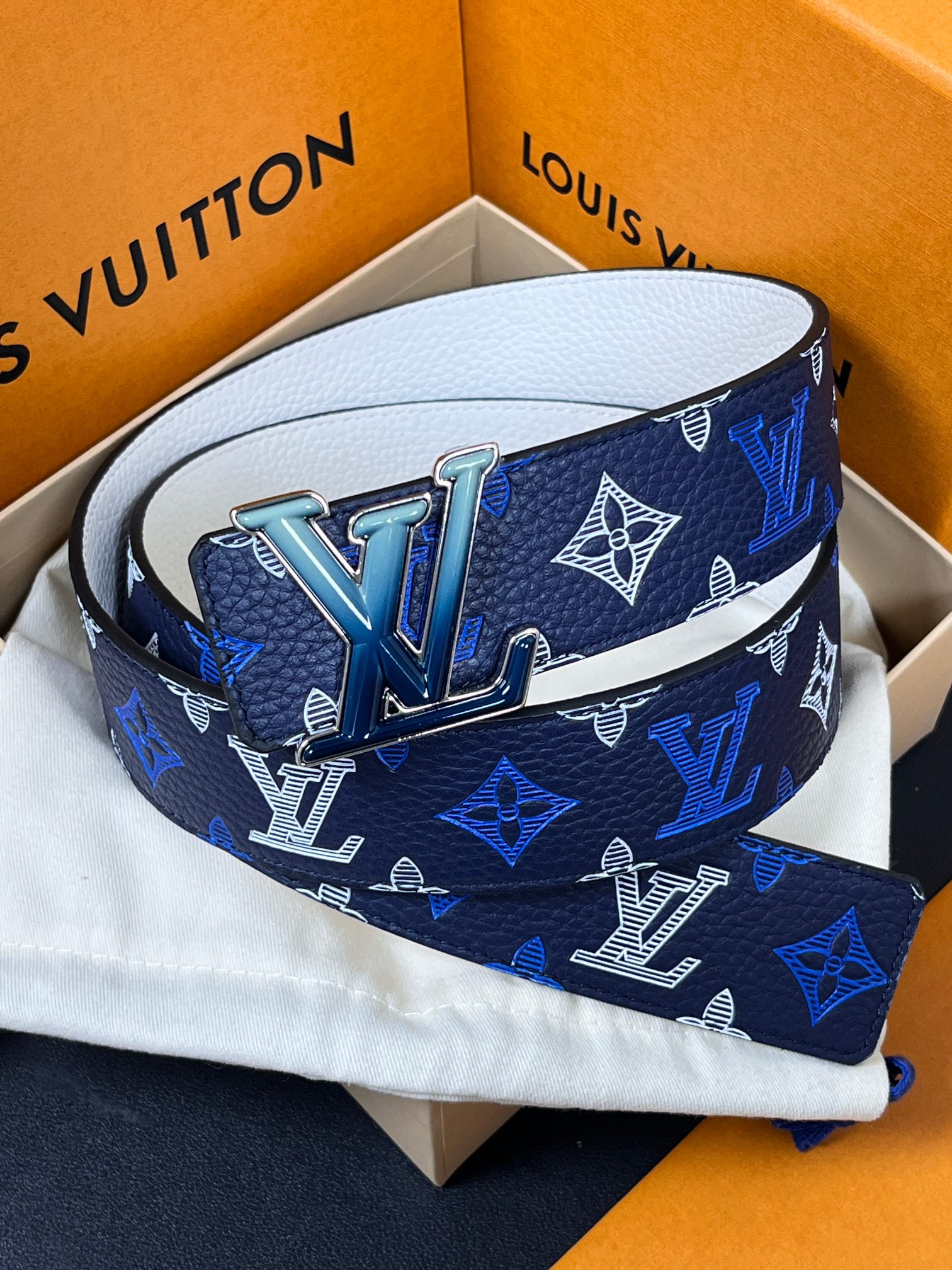 当季新款，系列可翻转腰带将经典元素与不寻常的创意相结合。双面进口牛皮压花丝印，一面灰白的牛皮，双面可用搭