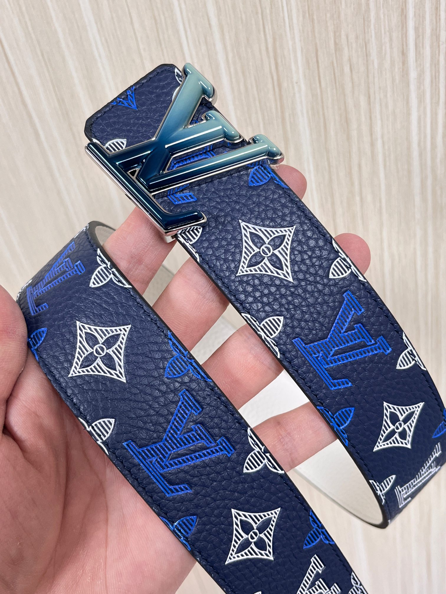 当季新款，系列可翻转腰带将经典元素与不寻常的创意相结合。双面进口牛皮压花丝印，一面灰白的牛皮，双面可用搭