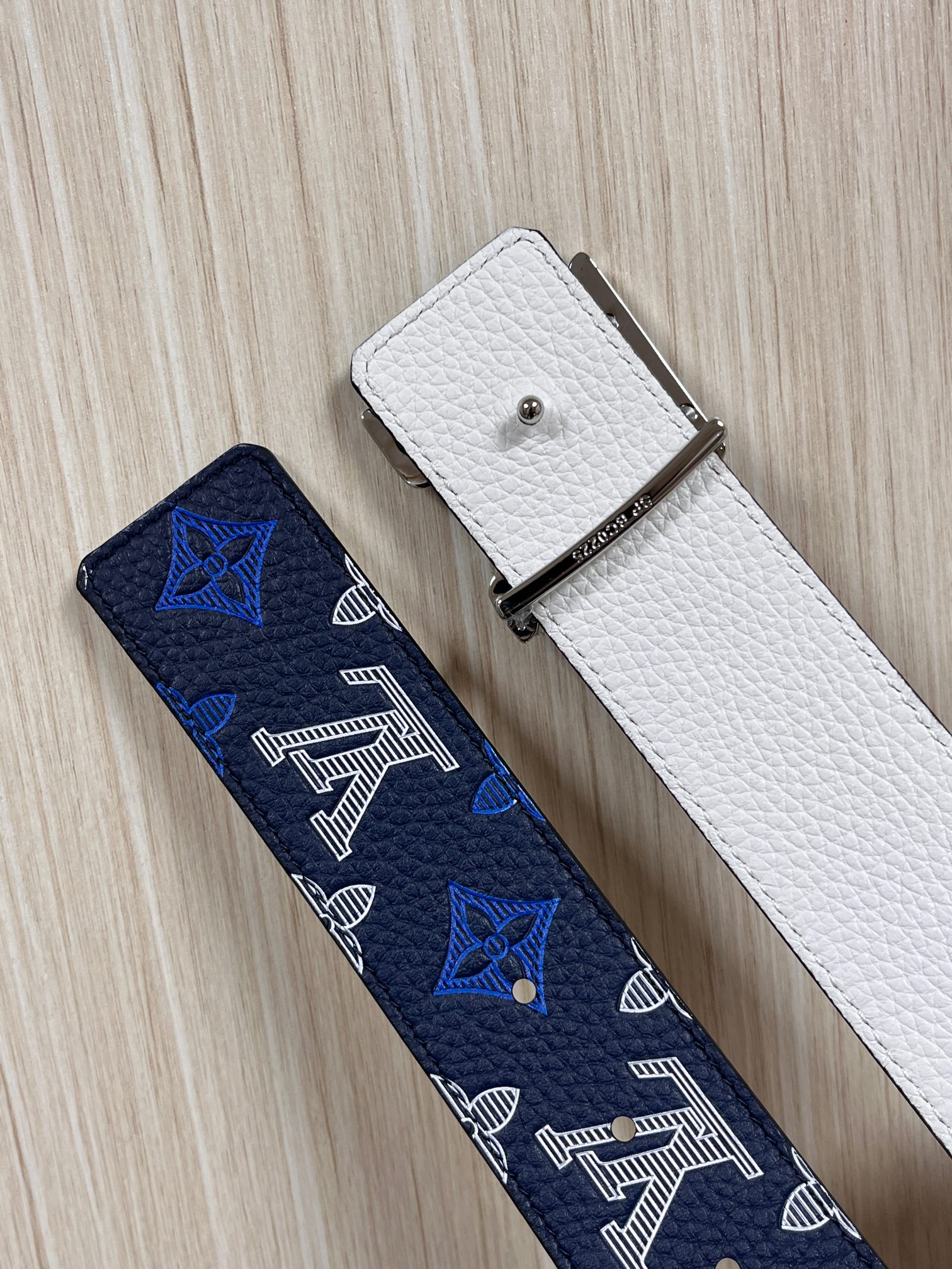 当季新款，系列可翻转腰带将经典元素与不寻常的创意相结合。双面进口牛皮压花丝印，一面灰白的牛皮，双面可用搭