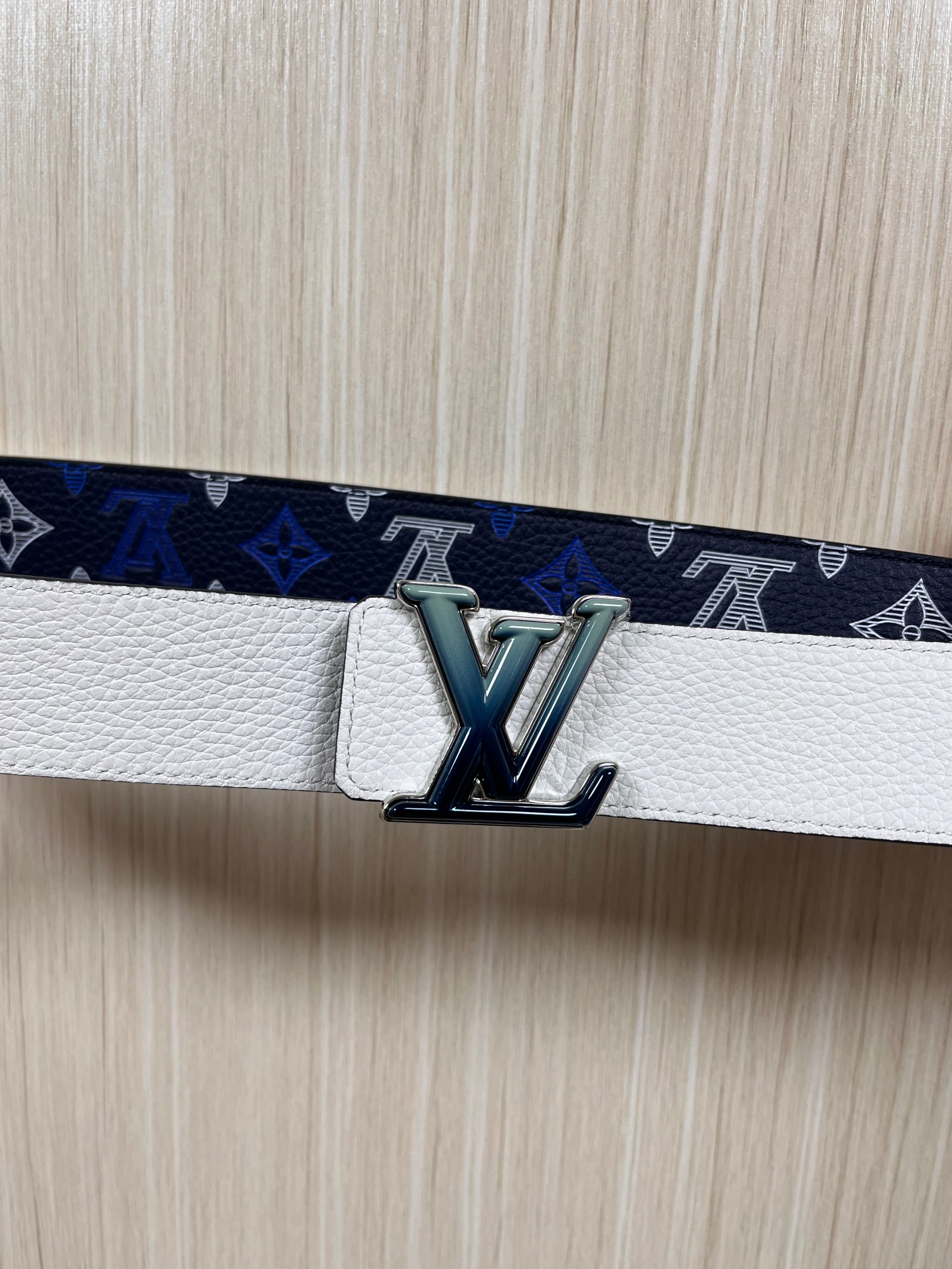 当季新款，系列可翻转腰带将经典元素与不寻常的创意相结合。双面进口牛皮压花丝印，一面灰白的牛皮，双面可用搭