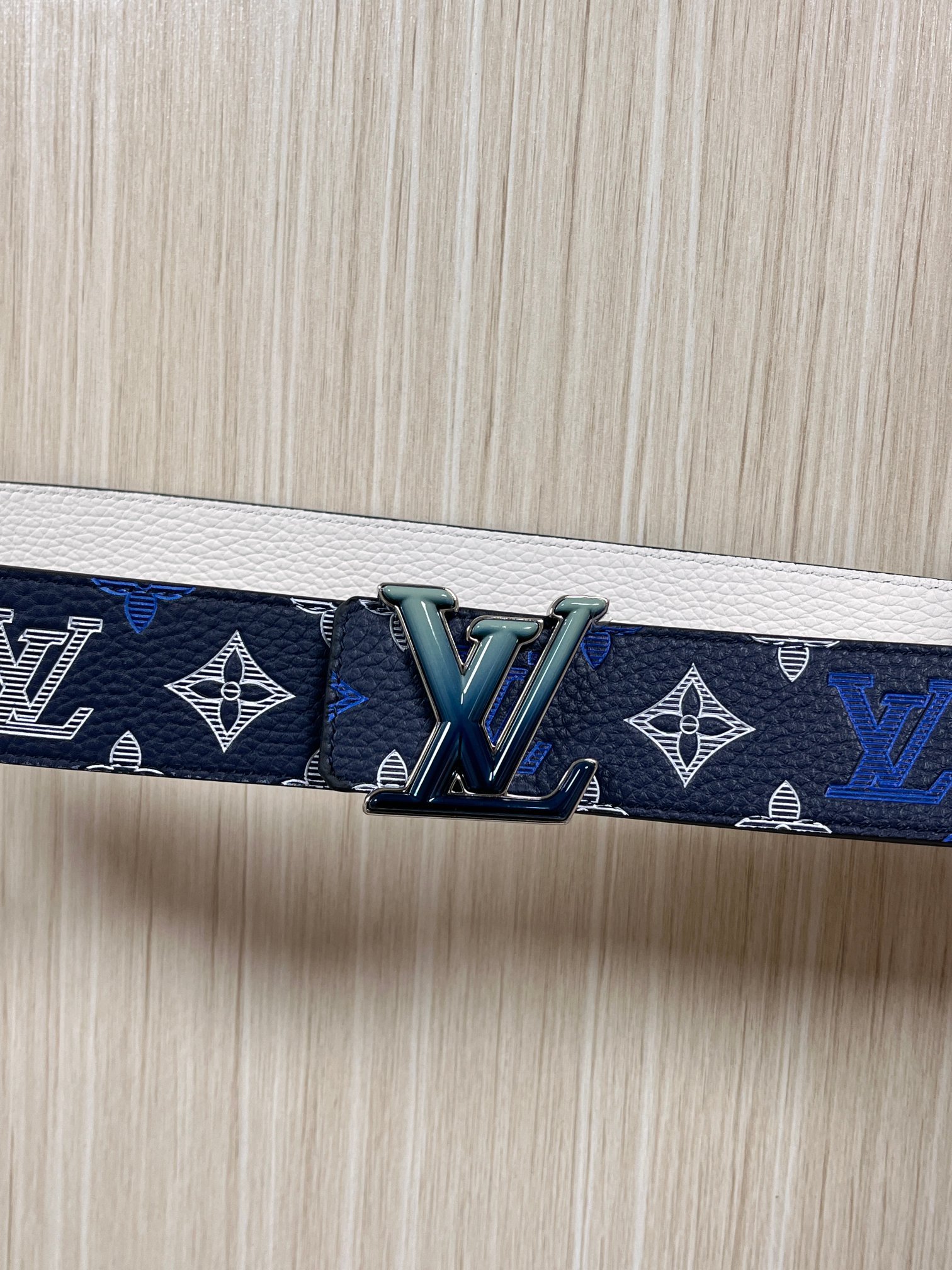 当季新款，系列可翻转腰带将经典元素与不寻常的创意相结合。双面进口牛皮压花丝印，一面灰白的牛皮，双面可用搭