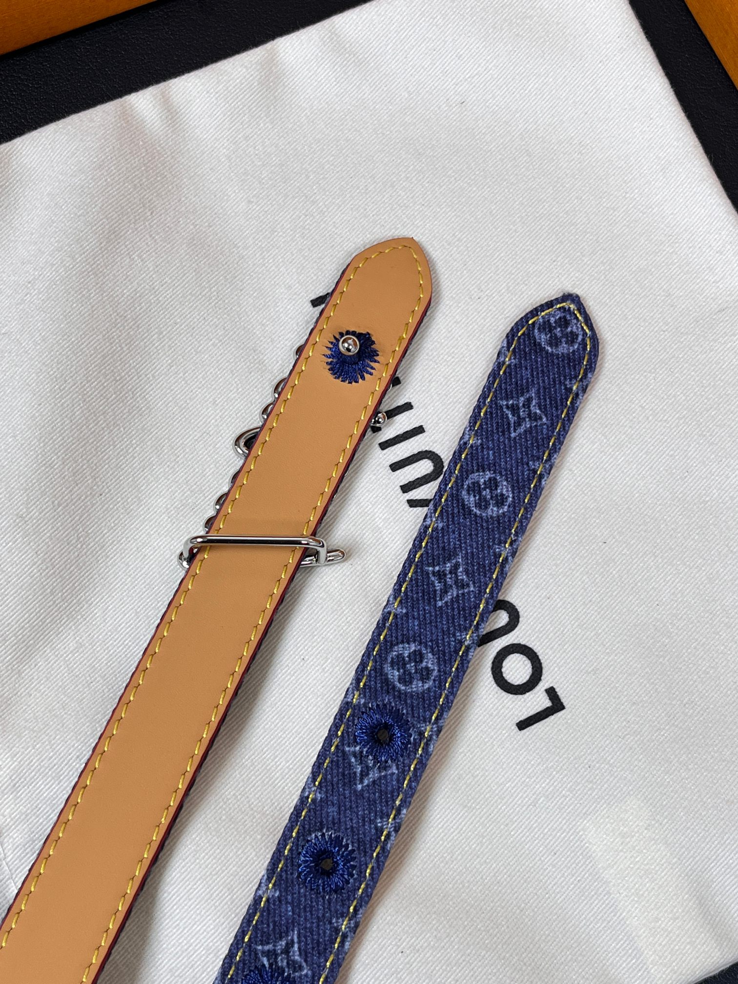 牛仔篮Monogram 帆布材质 搭配复古做旧的老花印花另一面树高进口牛皮 宽牛仔蓝布