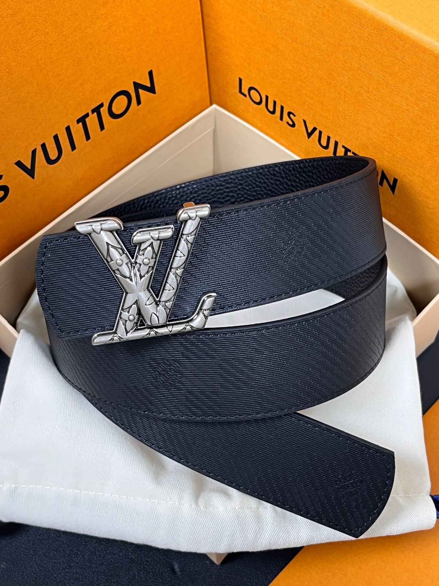 当季新款， 这款全黑 LV Dimension 40mm 双面腰带，将个性态度与优雅格调融为一体。带扣以现代手法演绎品牌