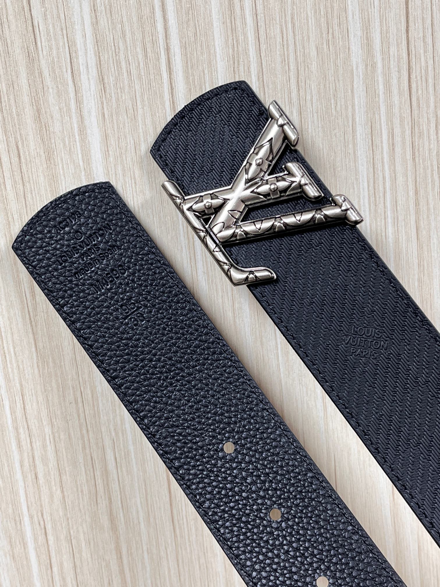 当季新款， 这款全黑 LV Dimension 40mm 双面腰带，将个性态度与优雅格调融为一体。带扣以现代手法演绎品牌