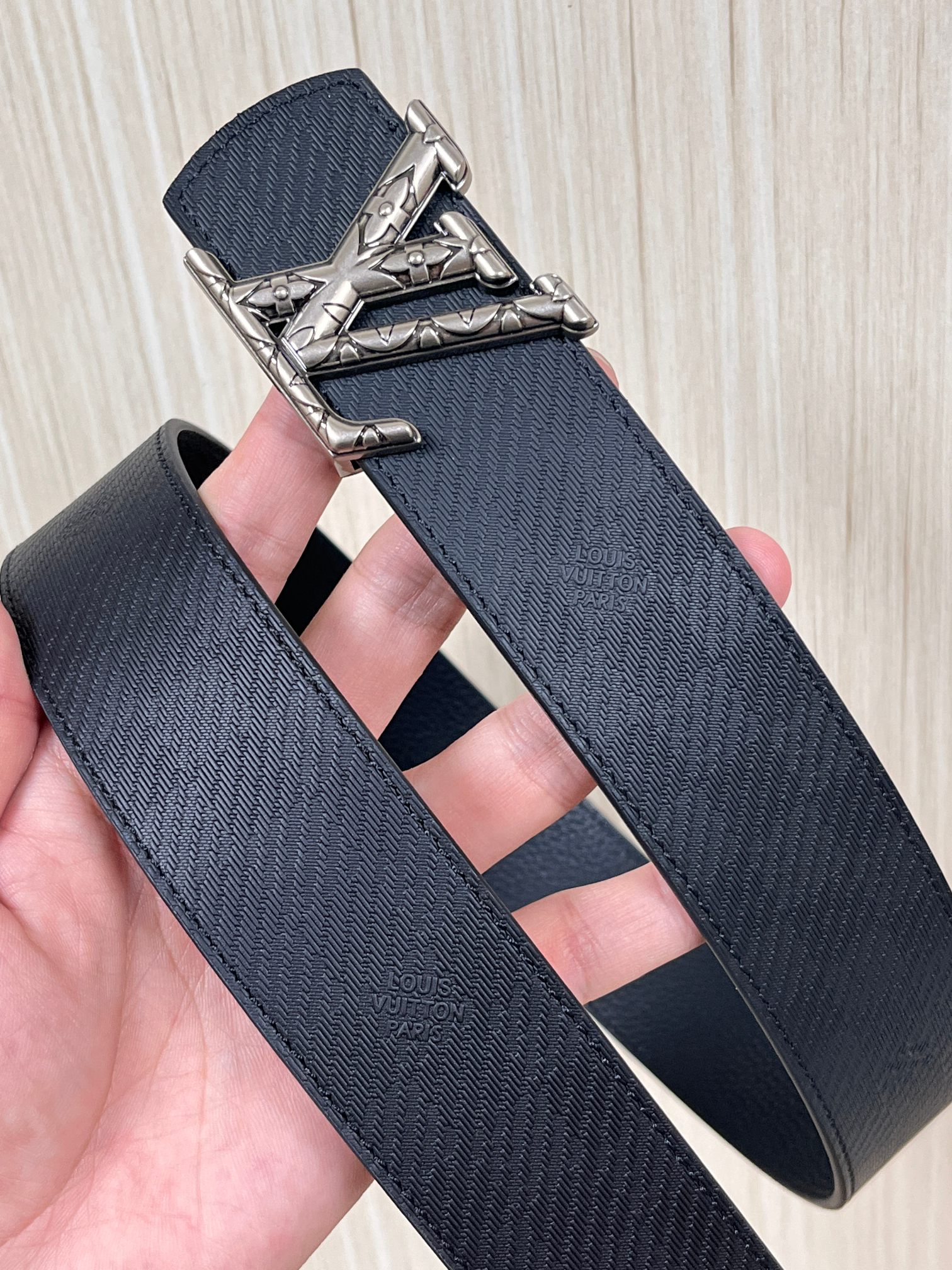 当季新款， 这款全黑 LV Dimension 40mm 双面腰带，将个性态度与优雅格调融为一体。带扣以现代手法演绎品牌