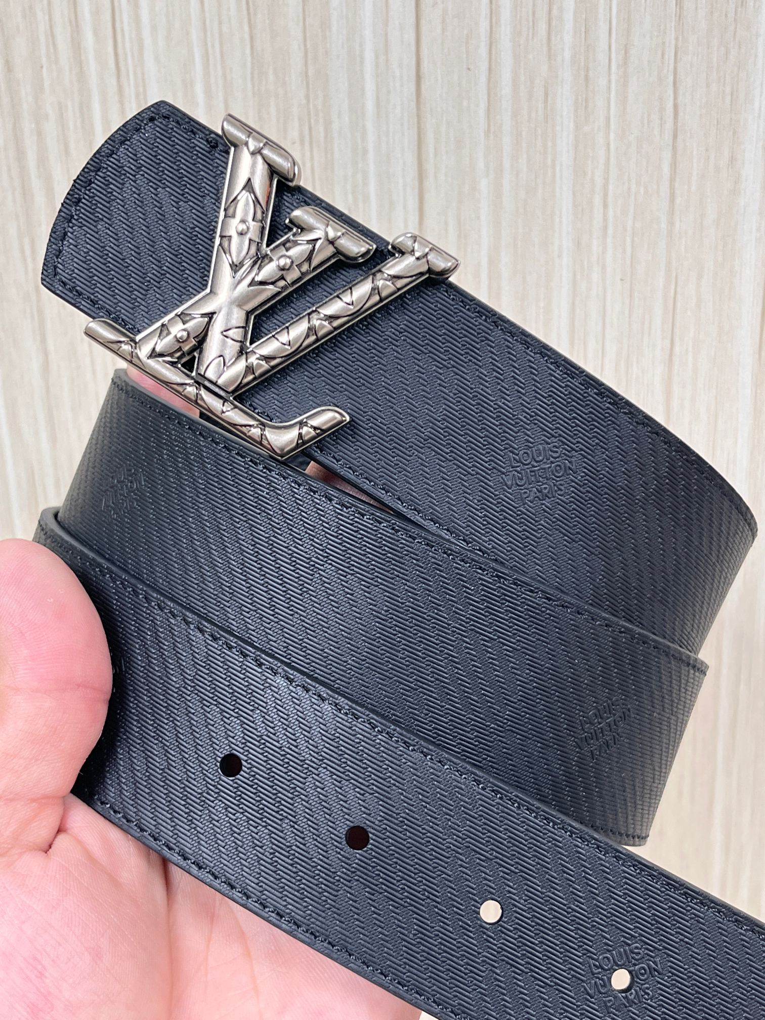 当季新款， 这款全黑 LV Dimension 40mm 双面腰带，将个性态度与优雅格调融为一体。带扣以现代手法演绎品牌