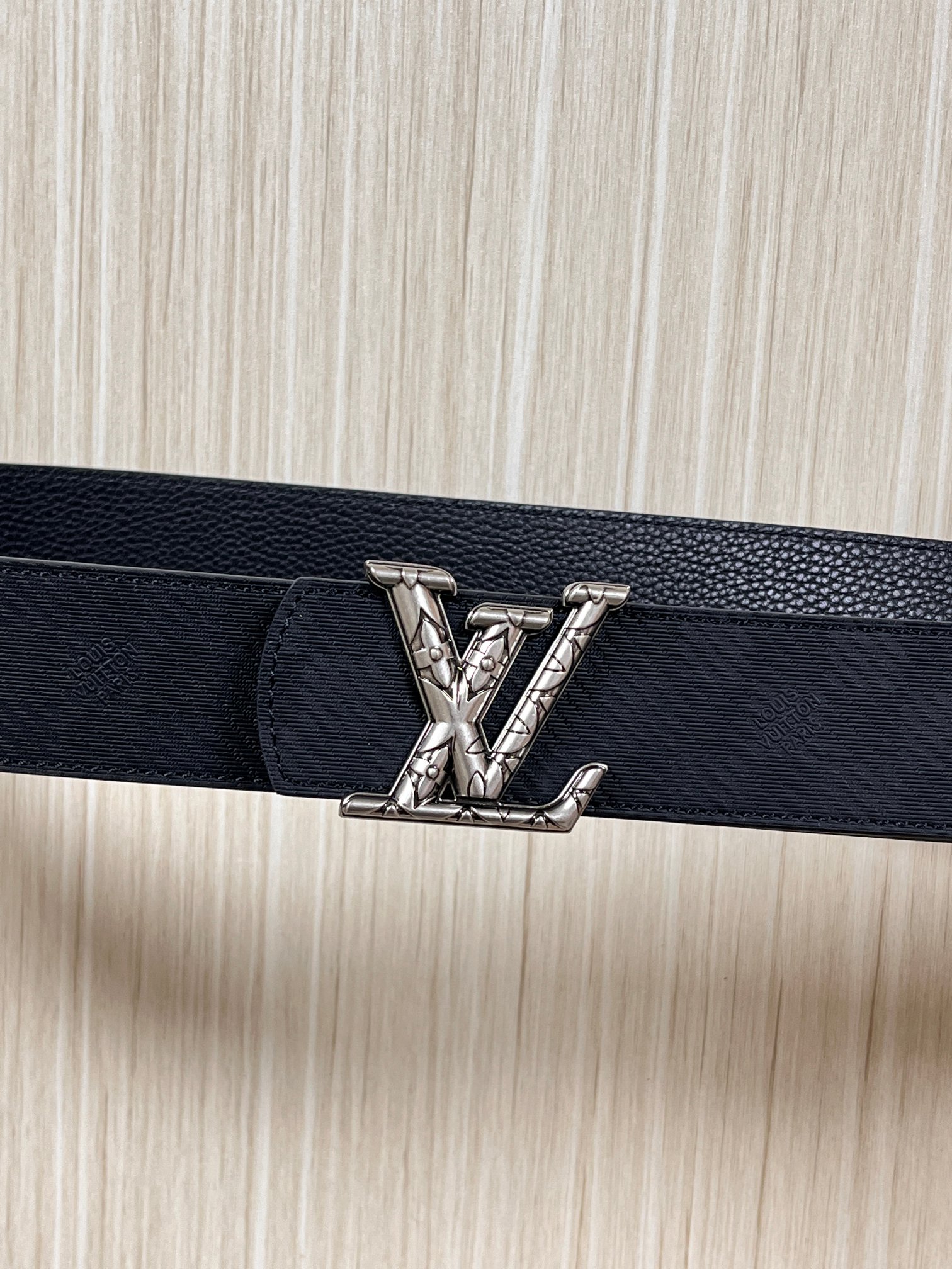 当季新款， 这款全黑 LV Dimension 40mm 双面腰带，将个性态度与优雅格调融为一体。带扣以现代手法演绎品牌