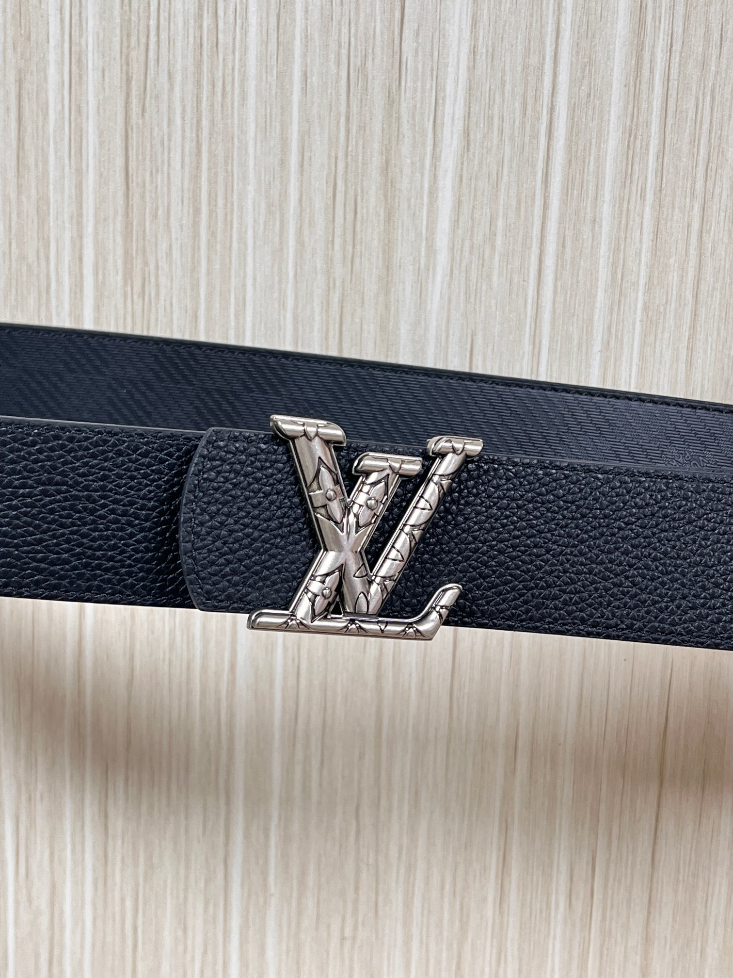 当季新款， 这款全黑 LV Dimension 40mm 双面腰带，将个性态度与优雅格调融为一体。带扣以现代手法演绎品牌