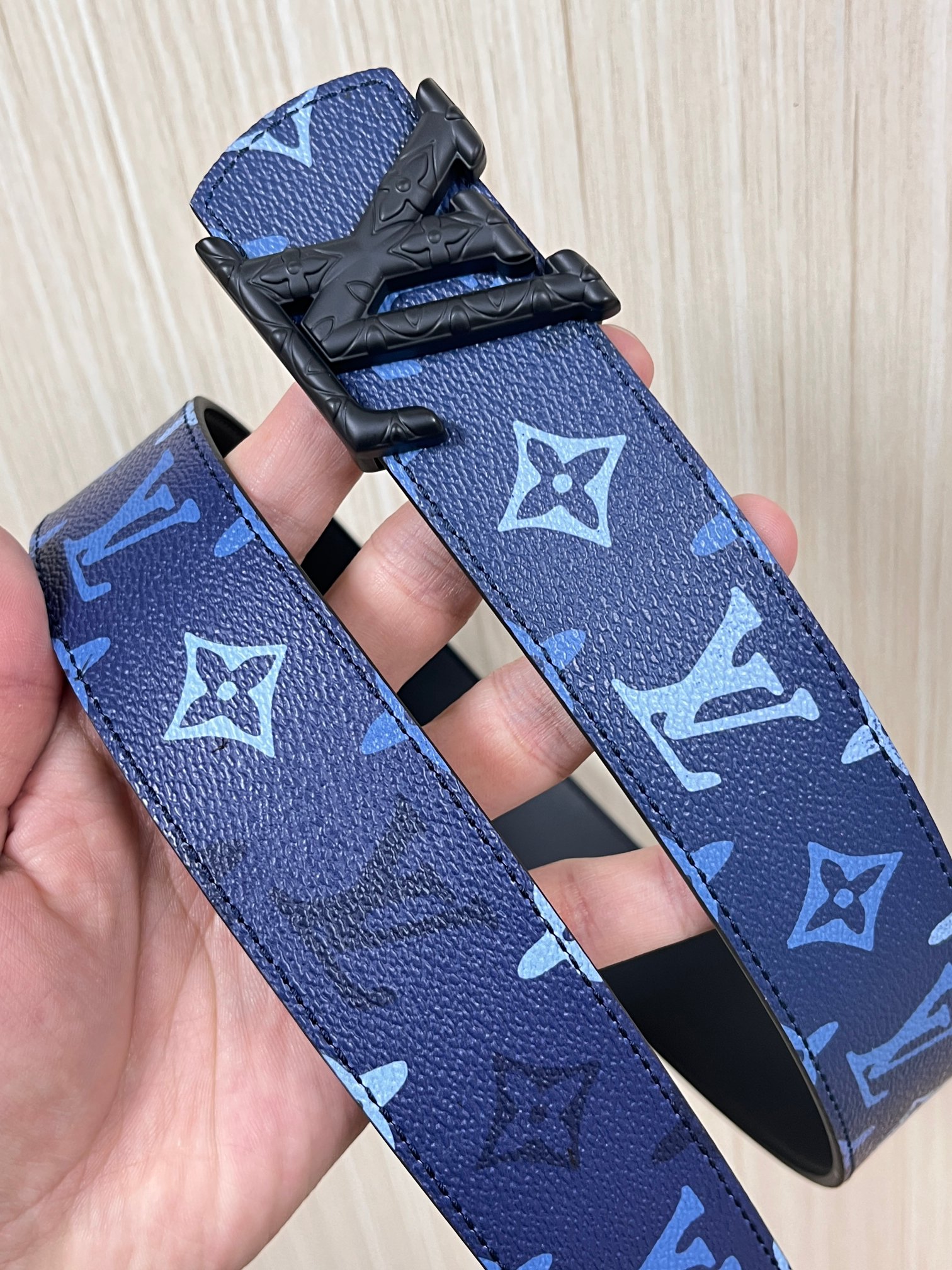 -当季新款，外侧采用， 涂层帆布，以渐变蓝色调演绎经典老花图案，自带潮流质感。- 内侧为驼色皮革，可实现