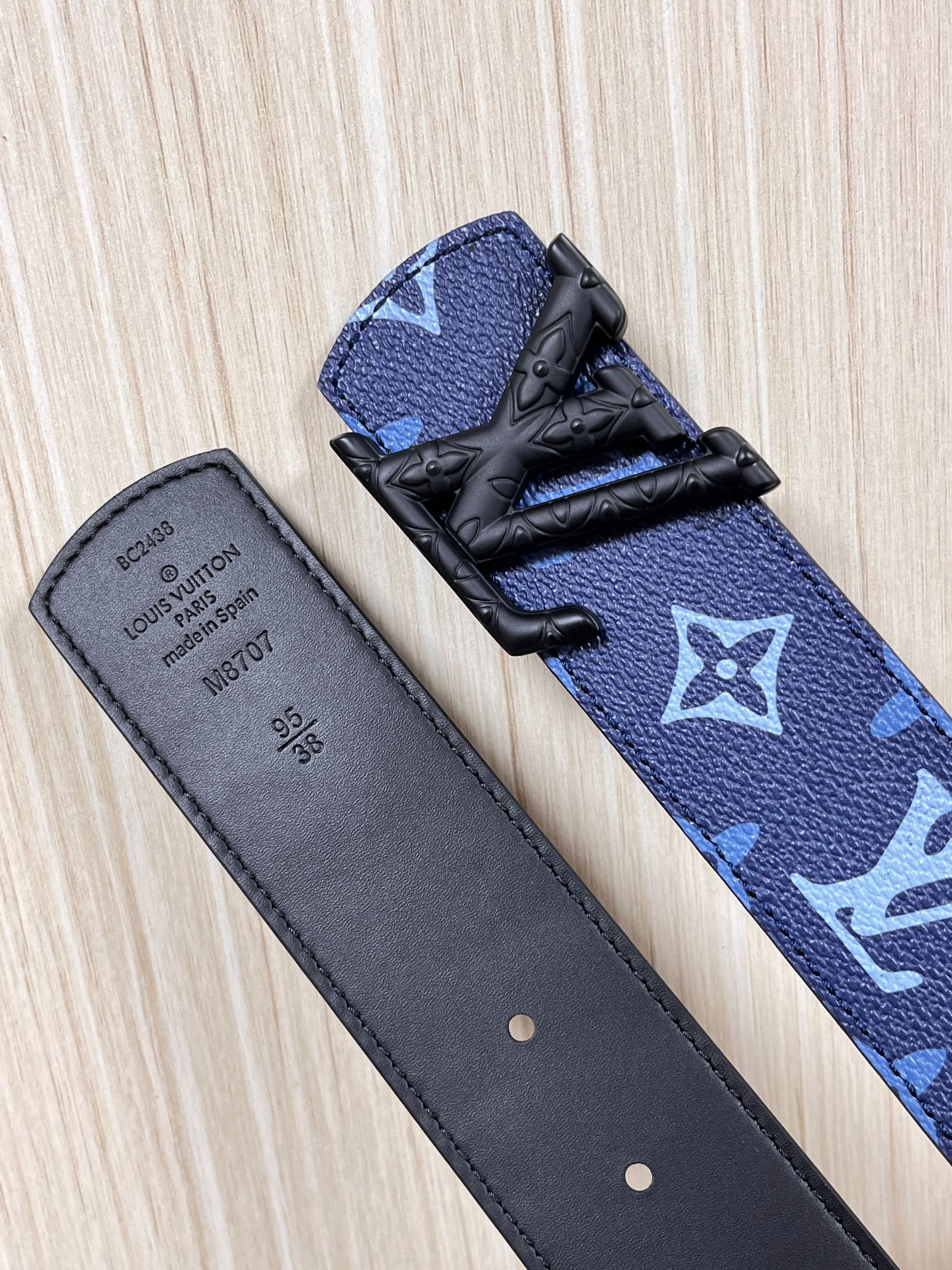 -当季新款，外侧采用， 涂层帆布，以渐变蓝色调演绎经典老花图案，自带潮流质感。- 内侧为驼色皮革，可实现