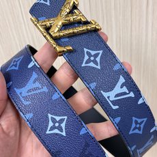 -当季新款,外侧采用, 涂层帆布,以渐变蓝色调演绎经典老花图案,自带潮流质感。- 内侧为驼色皮革,可实现 -当季新款,外侧采用, 涂层帆布,以渐变蓝色调演绎经典老花图案,自带潮流质感。- 内侧为驼色皮革,可实现