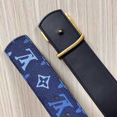 -当季新款,外侧采用, 涂层帆布,以渐变蓝色调演绎经典老花图案,自带潮流质感。- 内侧为驼色皮革,可实现 -当季新款,外侧采用, 涂层帆布,以渐变蓝色调演绎经典老花图案,自带潮流质感。- 内侧为驼色皮革,可实现