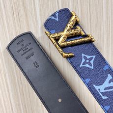 -当季新款,外侧采用, 涂层帆布,以渐变蓝色调演绎经典老花图案,自带潮流质感。- 内侧为驼色皮革,可实现 -当季新款,外侧采用, 涂层帆布,以渐变蓝色调演绎经典老花图案,自带潮流质感。- 内侧为驼色皮革,可实现